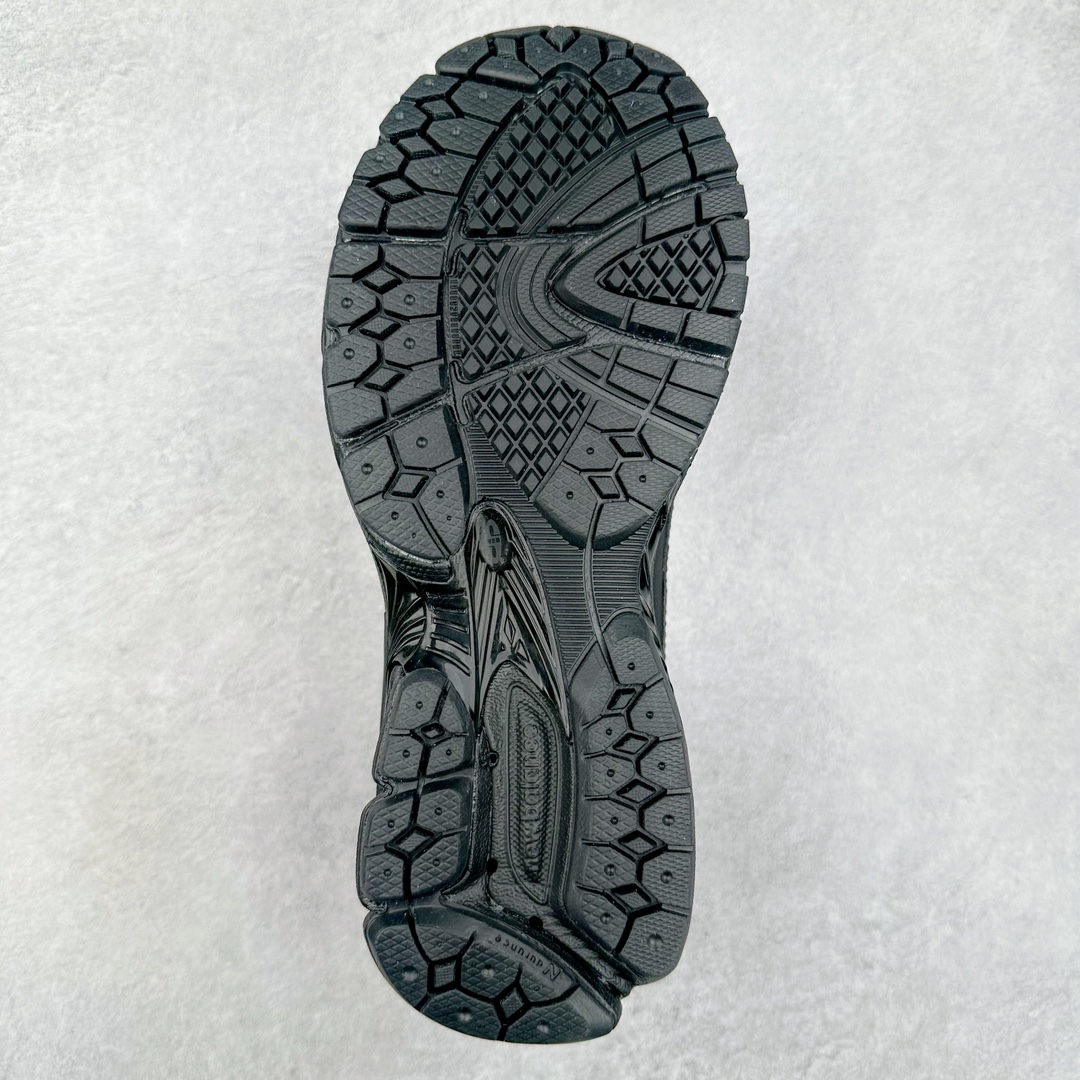 图片[9]-JUNYA WATANABE x New Balance NB 1906R 新百伦联名款舒适百搭防滑低帮生活休闲鞋乐福鞋 Junya Watanabe 和 New Balance 再次联手，推出了全新的合作款——1906 Loafer。这款跨越运动鞋与皮鞋界限的设计。设计将 New Balance 1906R 的技术与经典皮革便鞋的风格完美融合。厚实的鞋底与精致的漆皮鞋面，不仅保留了运动鞋的舒适感，还能轻松驾驭休闲与正式造型。一位国外鞋友对此鞋的评价颇具趣味：“这是开完重要会议后，立马开始 5K 长跑的理想鞋款。”-选品中心