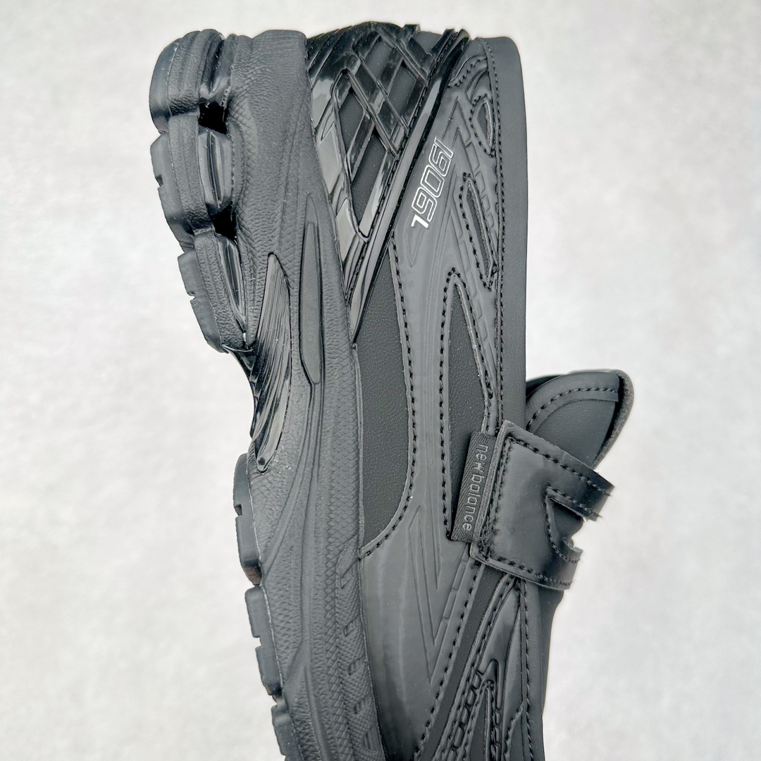 图片[6]-JUNYA WATANABE x New Balance NB 1906R 新百伦联名款舒适百搭防滑低帮生活休闲鞋乐福鞋 Junya Watanabe 和 New Balance 再次联手，推出了全新的合作款——1906 Loafer。这款跨越运动鞋与皮鞋界限的设计。设计将 New Balance 1906R 的技术与经典皮革便鞋的风格完美融合。厚实的鞋底与精致的漆皮鞋面，不仅保留了运动鞋的舒适感，还能轻松驾驭休闲与正式造型。一位国外鞋友对此鞋的评价颇具趣味：“这是开完重要会议后，立马开始 5K 长跑的理想鞋款。”-选品中心