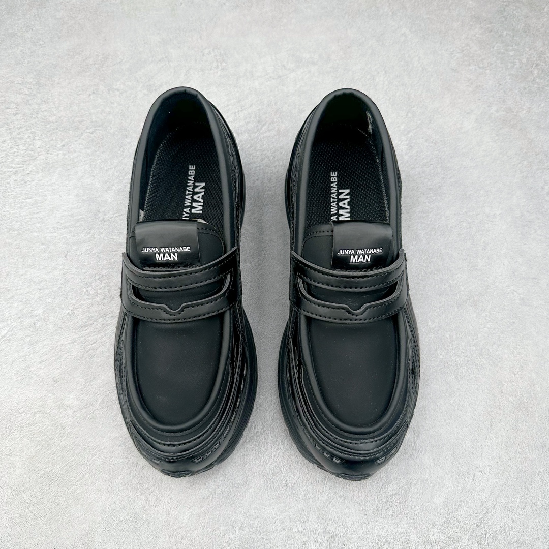 图片[2]-JUNYA WATANABE x New Balance NB 1906R 新百伦联名款舒适百搭防滑低帮生活休闲鞋乐福鞋 Junya Watanabe 和 New Balance 再次联手，推出了全新的合作款——1906 Loafer。这款跨越运动鞋与皮鞋界限的设计。设计将 New Balance 1906R 的技术与经典皮革便鞋的风格完美融合。厚实的鞋底与精致的漆皮鞋面，不仅保留了运动鞋的舒适感，还能轻松驾驭休闲与正式造型。一位国外鞋友对此鞋的评价颇具趣味：“这是开完重要会议后，立马开始 5K 长跑的理想鞋款。”-选品中心