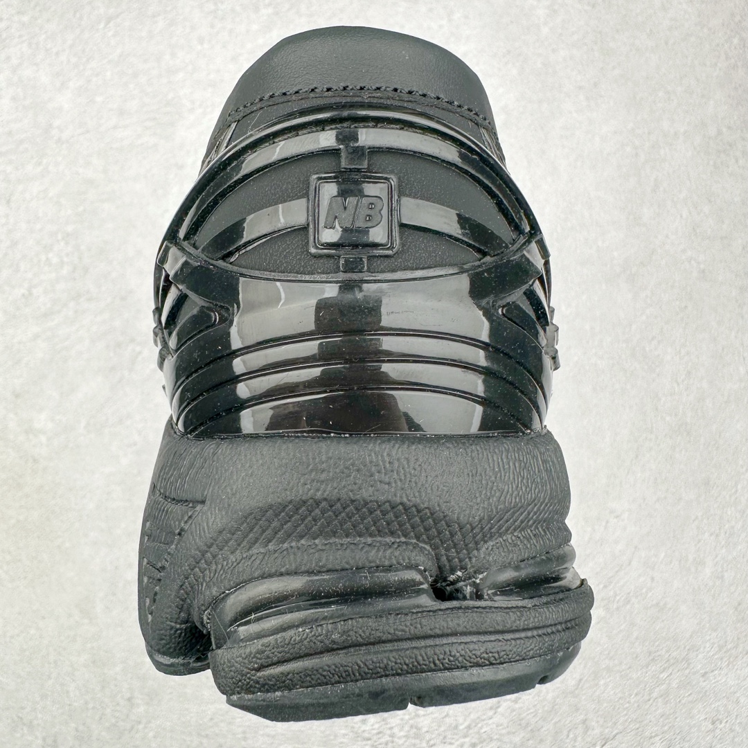 图片[8]-JUNYA WATANABE x New Balance NB 1906R 新百伦联名款舒适百搭防滑低帮生活休闲鞋乐福鞋 Junya Watanabe 和 New Balance 再次联手，推出了全新的合作款——1906 Loafer。这款跨越运动鞋与皮鞋界限的设计。设计将 New Balance 1906R 的技术与经典皮革便鞋的风格完美融合。厚实的鞋底与精致的漆皮鞋面，不仅保留了运动鞋的舒适感，还能轻松驾驭休闲与正式造型。一位国外鞋友对此鞋的评价颇具趣味：“这是开完重要会议后，立马开始 5K 长跑的理想鞋款。”-选品中心