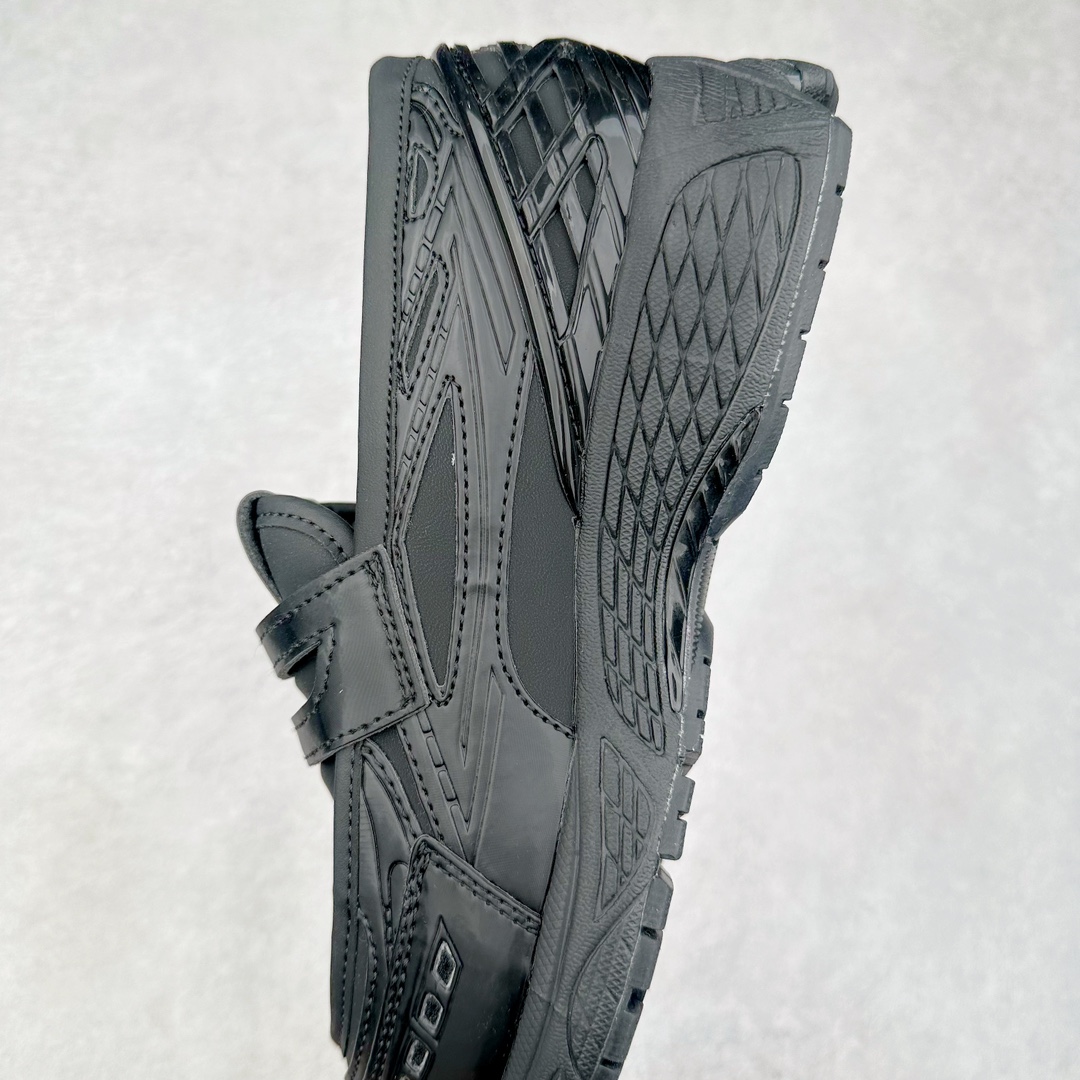 图片[7]-JUNYA WATANABE x New Balance NB 1906R 新百伦联名款舒适百搭防滑低帮生活休闲鞋乐福鞋 Junya Watanabe 和 New Balance 再次联手，推出了全新的合作款——1906 Loafer。这款跨越运动鞋与皮鞋界限的设计。设计将 New Balance 1906R 的技术与经典皮革便鞋的风格完美融合。厚实的鞋底与精致的漆皮鞋面，不仅保留了运动鞋的舒适感，还能轻松驾驭休闲与正式造型。一位国外鞋友对此鞋的评价颇具趣味：“这是开完重要会议后，立马开始 5K 长跑的理想鞋款。”-选品中心