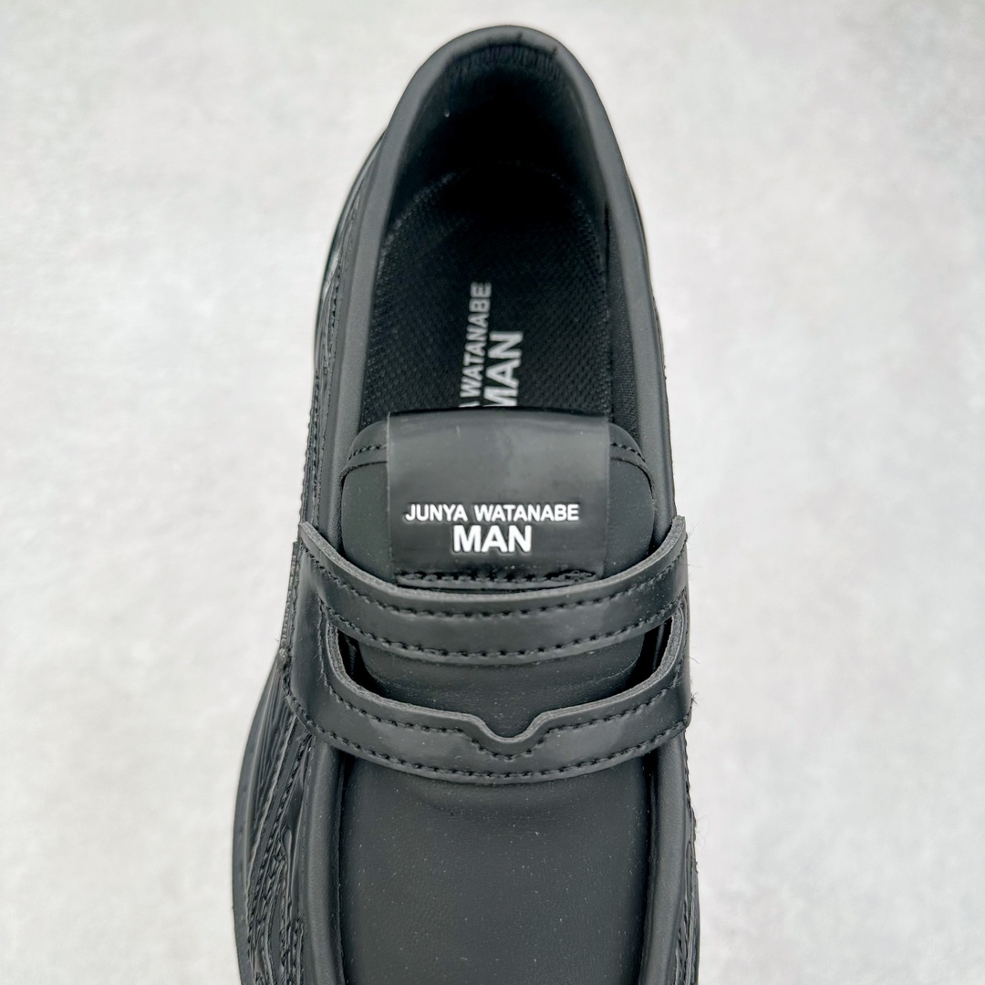 图片[5]-JUNYA WATANABE x New Balance NB 1906R 新百伦联名款舒适百搭防滑低帮生活休闲鞋乐福鞋 Junya Watanabe 和 New Balance 再次联手，推出了全新的合作款——1906 Loafer。这款跨越运动鞋与皮鞋界限的设计。设计将 New Balance 1906R 的技术与经典皮革便鞋的风格完美融合。厚实的鞋底与精致的漆皮鞋面，不仅保留了运动鞋的舒适感，还能轻松驾驭休闲与正式造型。一位国外鞋友对此鞋的评价颇具趣味：“这是开完重要会议后，立马开始 5K 长跑的理想鞋款。”-选品中心