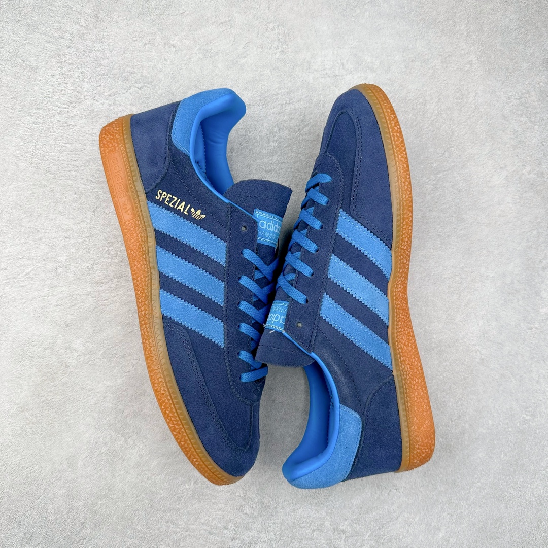 图片[3]-AD Originals Handball SPZL 手球运动员系列百搭休闲运动板鞋 IG1978 这款来自阿迪达斯的这款HANDBALL SPZL前身是一双手球运动鞋，这一次拿来复刻，所以鞋面的主要色彩选用了黑色， 鞋面外侧除了Spezial字母之外还有三叶草标志。Handball SPZL作为复古手球训练鞋与作为室内足球鞋的Samba有着异曲同工之处，但是质感更为出众的鞋身以及丰富的配色选择比起Samba来讲可以说是更胜一筹了！尺码：36 36⅔ 37⅓ 38 38⅔ 39⅓ 40 40⅔ 41⅓ 42 42⅔ 43⅓ 44 45-选品中心