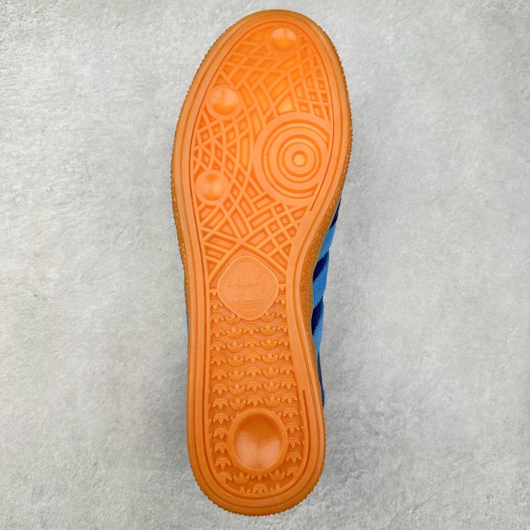 图片[9]-AD Originals Handball SPZL 手球运动员系列百搭休闲运动板鞋 IG1978 这款来自阿迪达斯的这款HANDBALL SPZL前身是一双手球运动鞋，这一次拿来复刻，所以鞋面的主要色彩选用了黑色， 鞋面外侧除了Spezial字母之外还有三叶草标志。Handball SPZL作为复古手球训练鞋与作为室内足球鞋的Samba有着异曲同工之处，但是质感更为出众的鞋身以及丰富的配色选择比起Samba来讲可以说是更胜一筹了！尺码：36 36⅔ 37⅓ 38 38⅔ 39⅓ 40 40⅔ 41⅓ 42 42⅔ 43⅓ 44 45-选品中心