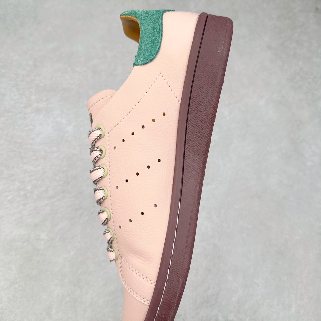 图片[7]-Brain Dead x AD originals STAN SMITH 史密斯时尚舒适耐磨低帮板鞋 男女同款 脑死亡联名粉绿 IH3434 此番依旧以阿迪经典的网球鞋型Stan Smith为蓝本，向传奇温布尔登冠军致敬。Brain Dead主理人Kyle Ng再次开晒，率先亮相的是一双纯白皮革搭配橡胶外底配色，鞋舌处印有灰色的\\\”adidas Stan Smith\\\”以及\\\”Brain Dead\\\”脑死亡经典头像，鞋带孔则以蓝色呈现，颜值不低。另一双浅粉色版本实物完整曝光，整体以粉色搭配深棕色大底，鞋带处抓毛做旧的设计辨识度拉满，后跟采用绿色翻毛材质打造。尺码：36 36.5 37.5 38 38.5 39 40 40.5 41 42 42.5 43 44 44.5 45-选品中心