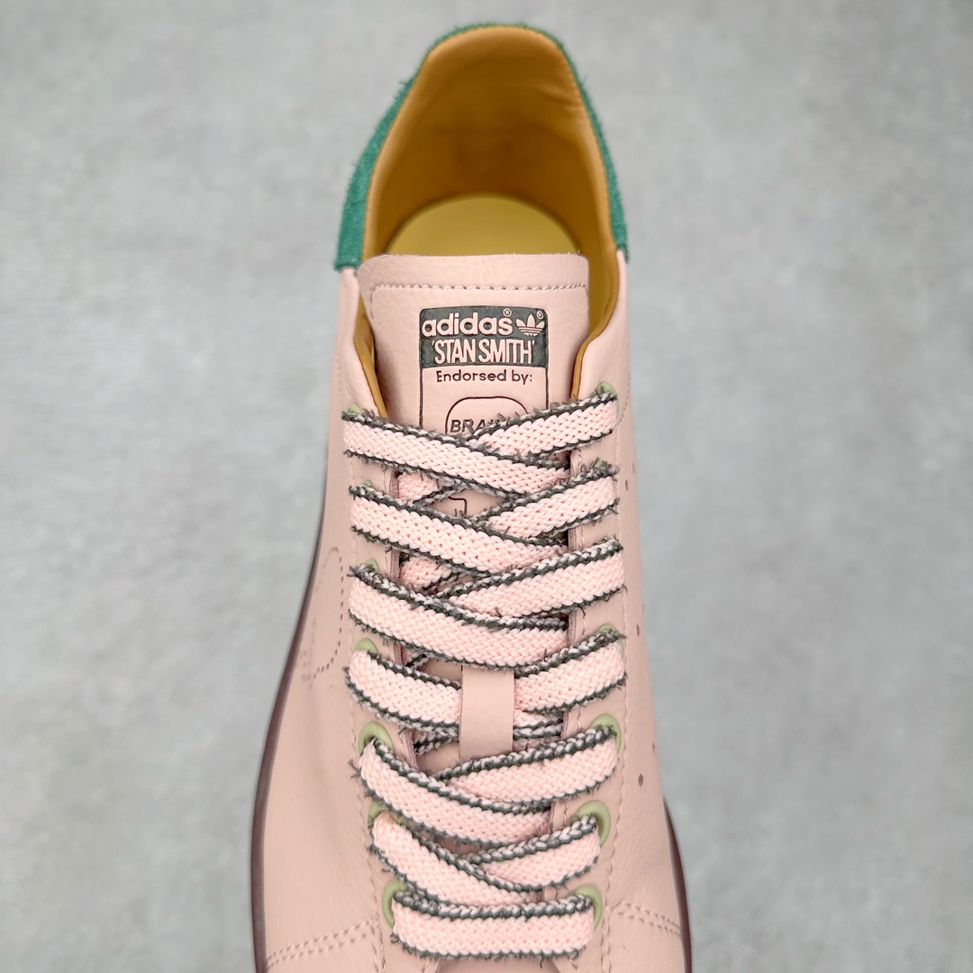 图片[5]-Brain Dead x AD originals STAN SMITH 史密斯时尚舒适耐磨低帮板鞋 男女同款 脑死亡联名粉绿 IH3434 此番依旧以阿迪经典的网球鞋型Stan Smith为蓝本，向传奇温布尔登冠军致敬。Brain Dead主理人Kyle Ng再次开晒，率先亮相的是一双纯白皮革搭配橡胶外底配色，鞋舌处印有灰色的\\\”adidas Stan Smith\\\”以及\\\”Brain Dead\\\”脑死亡经典头像，鞋带孔则以蓝色呈现，颜值不低。另一双浅粉色版本实物完整曝光，整体以粉色搭配深棕色大底，鞋带处抓毛做旧的设计辨识度拉满，后跟采用绿色翻毛材质打造。尺码：36 36.5 37.5 38 38.5 39 40 40.5 41 42 42.5 43 44 44.5 45-选品中心