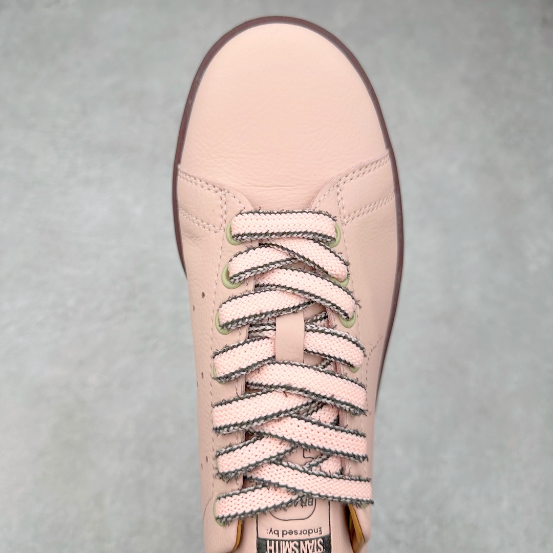 图片[4]-Brain Dead x AD originals STAN SMITH 史密斯时尚舒适耐磨低帮板鞋 男女同款 脑死亡联名粉绿 IH3434 此番依旧以阿迪经典的网球鞋型Stan Smith为蓝本，向传奇温布尔登冠军致敬。Brain Dead主理人Kyle Ng再次开晒，率先亮相的是一双纯白皮革搭配橡胶外底配色，鞋舌处印有灰色的\\\”adidas Stan Smith\\\”以及\\\”Brain Dead\\\”脑死亡经典头像，鞋带孔则以蓝色呈现，颜值不低。另一双浅粉色版本实物完整曝光，整体以粉色搭配深棕色大底，鞋带处抓毛做旧的设计辨识度拉满，后跟采用绿色翻毛材质打造。尺码：36 36.5 37.5 38 38.5 39 40 40.5 41 42 42.5 43 44 44.5 45-选品中心