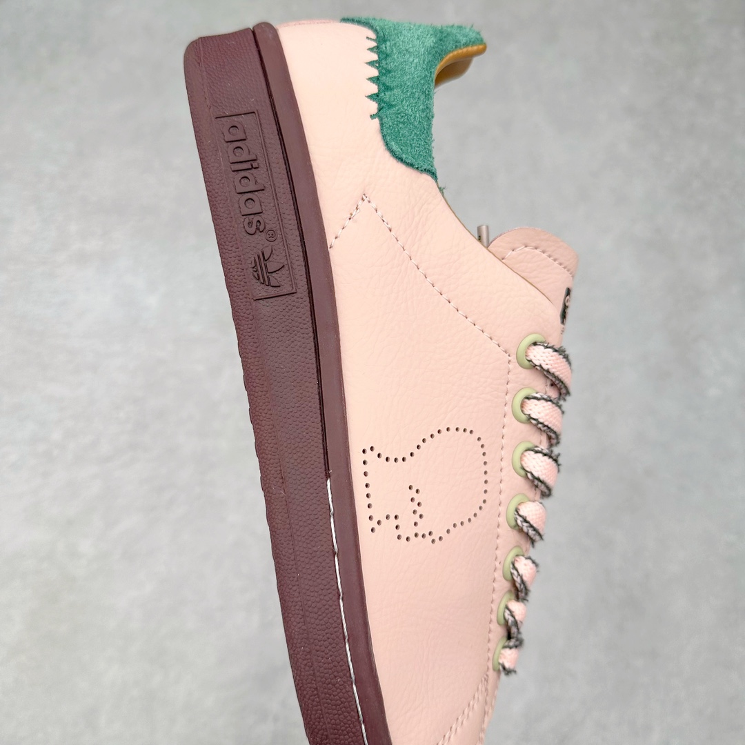 图片[6]-Brain Dead x AD originals STAN SMITH 史密斯时尚舒适耐磨低帮板鞋 男女同款 脑死亡联名粉绿 IH3434 此番依旧以阿迪经典的网球鞋型Stan Smith为蓝本，向传奇温布尔登冠军致敬。Brain Dead主理人Kyle Ng再次开晒，率先亮相的是一双纯白皮革搭配橡胶外底配色，鞋舌处印有灰色的\\\”adidas Stan Smith\\\”以及\\\”Brain Dead\\\”脑死亡经典头像，鞋带孔则以蓝色呈现，颜值不低。另一双浅粉色版本实物完整曝光，整体以粉色搭配深棕色大底，鞋带处抓毛做旧的设计辨识度拉满，后跟采用绿色翻毛材质打造。尺码：36 36.5 37.5 38 38.5 39 40 40.5 41 42 42.5 43 44 44.5 45-选品中心