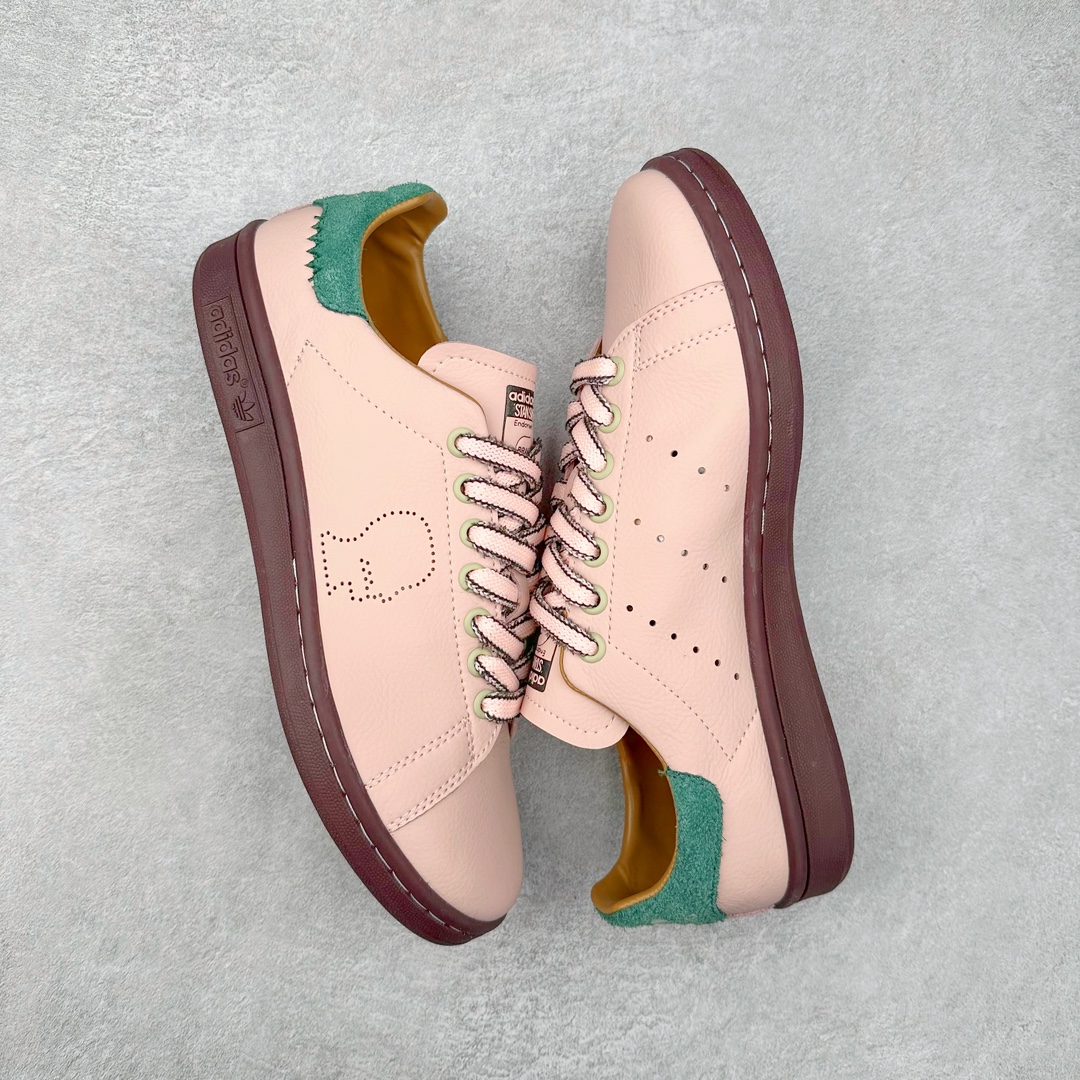 图片[3]-Brain Dead x AD originals STAN SMITH 史密斯时尚舒适耐磨低帮板鞋 男女同款 脑死亡联名粉绿 IH3434 此番依旧以阿迪经典的网球鞋型Stan Smith为蓝本，向传奇温布尔登冠军致敬。Brain Dead主理人Kyle Ng再次开晒，率先亮相的是一双纯白皮革搭配橡胶外底配色，鞋舌处印有灰色的\\\”adidas Stan Smith\\\”以及\\\”Brain Dead\\\”脑死亡经典头像，鞋带孔则以蓝色呈现，颜值不低。另一双浅粉色版本实物完整曝光，整体以粉色搭配深棕色大底，鞋带处抓毛做旧的设计辨识度拉满，后跟采用绿色翻毛材质打造。尺码：36 36.5 37.5 38 38.5 39 40 40.5 41 42 42.5 43 44 44.5 45-选品中心