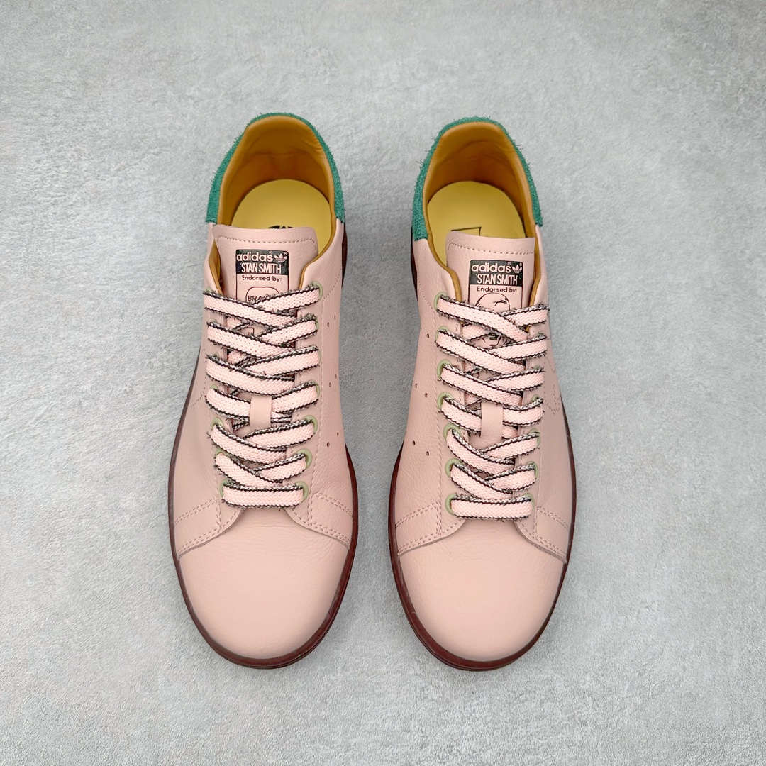 图片[2]-Brain Dead x AD originals STAN SMITH 史密斯时尚舒适耐磨低帮板鞋 男女同款 脑死亡联名粉绿 IH3434 此番依旧以阿迪经典的网球鞋型Stan Smith为蓝本，向传奇温布尔登冠军致敬。Brain Dead主理人Kyle Ng再次开晒，率先亮相的是一双纯白皮革搭配橡胶外底配色，鞋舌处印有灰色的\\\”adidas Stan Smith\\\”以及\\\”Brain Dead\\\”脑死亡经典头像，鞋带孔则以蓝色呈现，颜值不低。另一双浅粉色版本实物完整曝光，整体以粉色搭配深棕色大底，鞋带处抓毛做旧的设计辨识度拉满，后跟采用绿色翻毛材质打造。尺码：36 36.5 37.5 38 38.5 39 40 40.5 41 42 42.5 43 44 44.5 45-选品中心