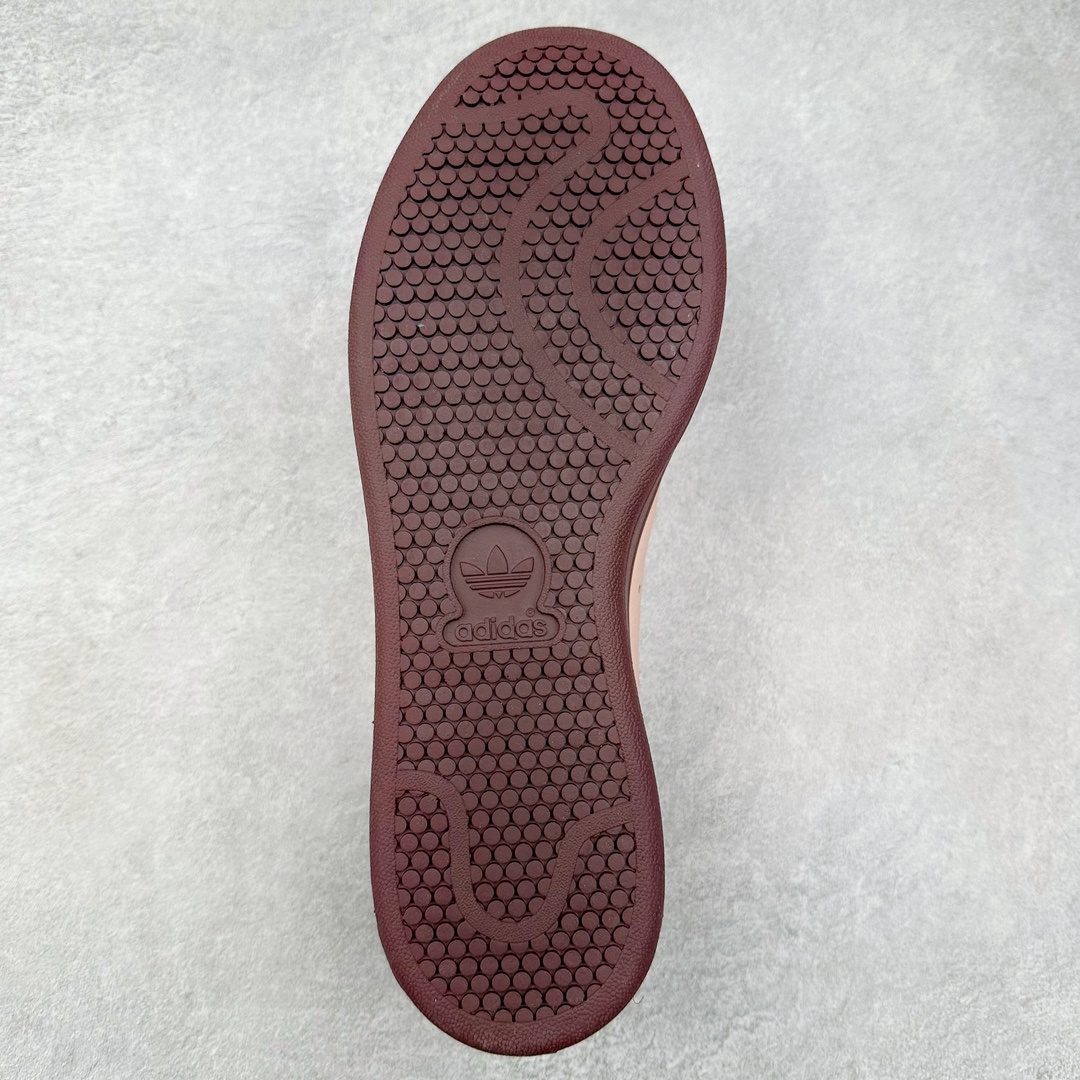 图片[9]-Brain Dead x AD originals STAN SMITH 史密斯时尚舒适耐磨低帮板鞋 男女同款 脑死亡联名粉绿 IH3434 此番依旧以阿迪经典的网球鞋型Stan Smith为蓝本，向传奇温布尔登冠军致敬。Brain Dead主理人Kyle Ng再次开晒，率先亮相的是一双纯白皮革搭配橡胶外底配色，鞋舌处印有灰色的\\\”adidas Stan Smith\\\”以及\\\”Brain Dead\\\”脑死亡经典头像，鞋带孔则以蓝色呈现，颜值不低。另一双浅粉色版本实物完整曝光，整体以粉色搭配深棕色大底，鞋带处抓毛做旧的设计辨识度拉满，后跟采用绿色翻毛材质打造。尺码：36 36.5 37.5 38 38.5 39 40 40.5 41 42 42.5 43 44 44.5 45-选品中心