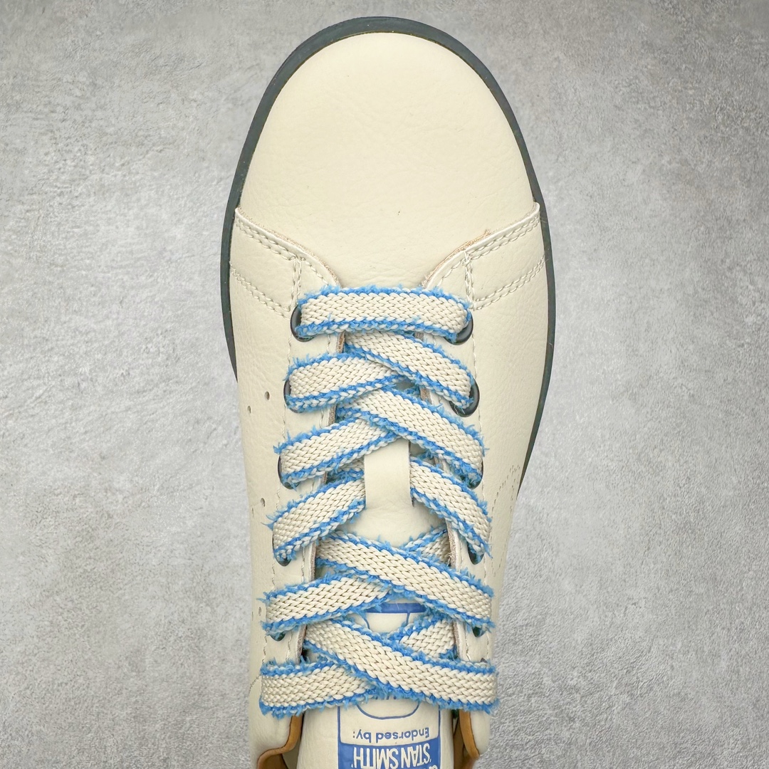 图片[4]-Brain Dead x AD originals STAN SMITH 史密斯时尚舒适耐磨低帮板鞋 男女同款 脑死亡联名米粽 IH3432 此番依旧以阿迪经典的网球鞋型Stan Smith为蓝本，向传奇温布尔登冠军致敬。Brain Dead主理人Kyle Ng再次开晒，率先亮相的是一双纯白皮革搭配橡胶外底配色，鞋舌处印有灰色的\\\”adidas Stan Smith\\\”以及\\\”Brain Dead\\\”脑死亡经典头像，鞋带孔则以蓝色呈现，颜值不低。另一双浅粉色版本实物完整曝光，整体以粉色搭配深棕色大底，鞋带处抓毛做旧的设计辨识度拉满，后跟采用绿色翻毛材质打造。尺码：36 36.5 37.5 38 38.5 39 40 40.5 41 42 42.5 43 44 44.5 45-选品中心