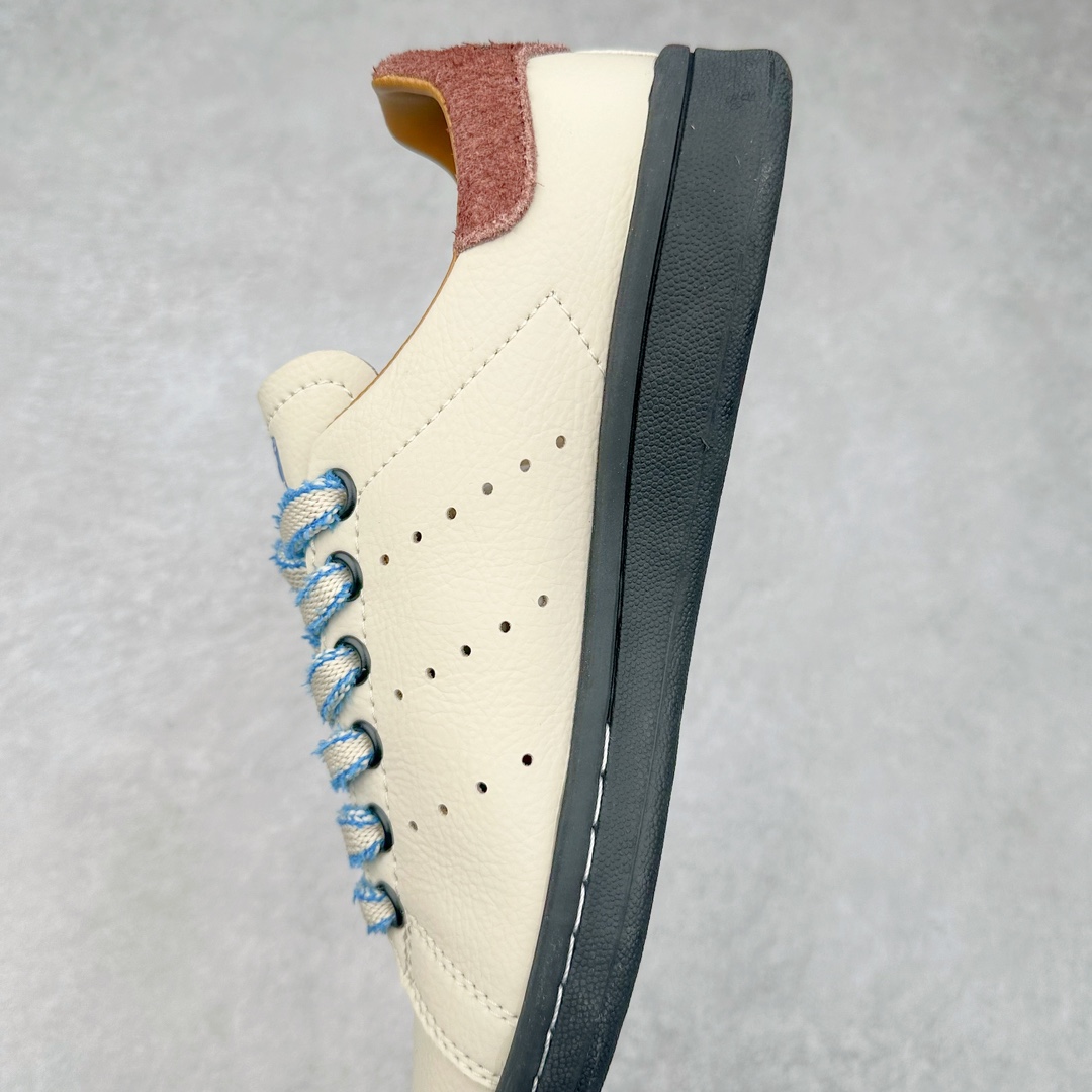 图片[7]-Brain Dead x AD originals STAN SMITH 史密斯时尚舒适耐磨低帮板鞋 男女同款 脑死亡联名米粽 IH3432 此番依旧以阿迪经典的网球鞋型Stan Smith为蓝本，向传奇温布尔登冠军致敬。Brain Dead主理人Kyle Ng再次开晒，率先亮相的是一双纯白皮革搭配橡胶外底配色，鞋舌处印有灰色的\\\”adidas Stan Smith\\\”以及\\\”Brain Dead\\\”脑死亡经典头像，鞋带孔则以蓝色呈现，颜值不低。另一双浅粉色版本实物完整曝光，整体以粉色搭配深棕色大底，鞋带处抓毛做旧的设计辨识度拉满，后跟采用绿色翻毛材质打造。尺码：36 36.5 37.5 38 38.5 39 40 40.5 41 42 42.5 43 44 44.5 45-选品中心