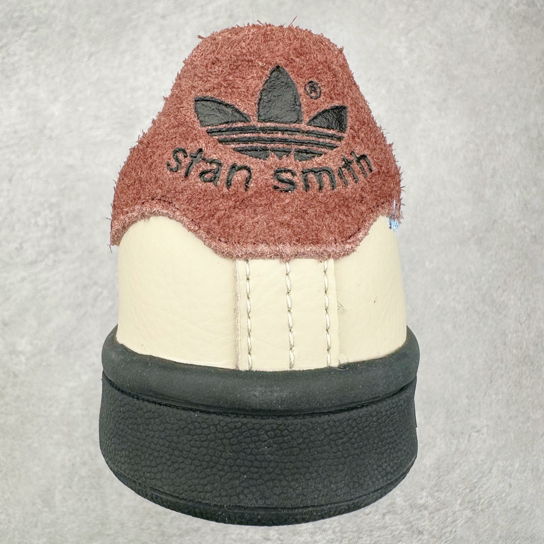 图片[8]-Brain Dead x AD originals STAN SMITH 史密斯时尚舒适耐磨低帮板鞋 男女同款 脑死亡联名米粽 IH3432 此番依旧以阿迪经典的网球鞋型Stan Smith为蓝本，向传奇温布尔登冠军致敬。Brain Dead主理人Kyle Ng再次开晒，率先亮相的是一双纯白皮革搭配橡胶外底配色，鞋舌处印有灰色的\\\”adidas Stan Smith\\\”以及\\\”Brain Dead\\\”脑死亡经典头像，鞋带孔则以蓝色呈现，颜值不低。另一双浅粉色版本实物完整曝光，整体以粉色搭配深棕色大底，鞋带处抓毛做旧的设计辨识度拉满，后跟采用绿色翻毛材质打造。尺码：36 36.5 37.5 38 38.5 39 40 40.5 41 42 42.5 43 44 44.5 45-选品中心