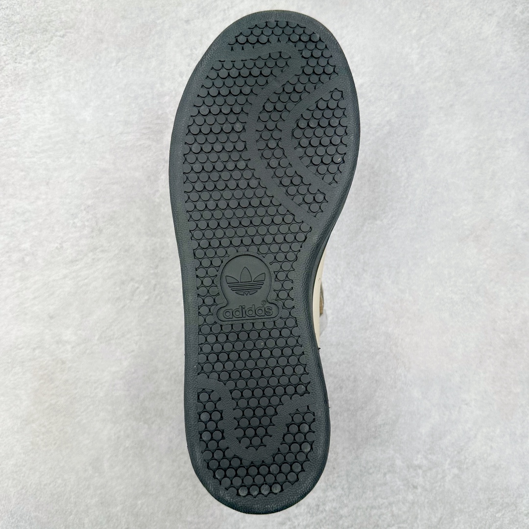 图片[9]-Brain Dead x AD originals STAN SMITH 史密斯时尚舒适耐磨低帮板鞋 男女同款 脑死亡联名米粽 IH3432 此番依旧以阿迪经典的网球鞋型Stan Smith为蓝本，向传奇温布尔登冠军致敬。Brain Dead主理人Kyle Ng再次开晒，率先亮相的是一双纯白皮革搭配橡胶外底配色，鞋舌处印有灰色的\\\”adidas Stan Smith\\\”以及\\\”Brain Dead\\\”脑死亡经典头像，鞋带孔则以蓝色呈现，颜值不低。另一双浅粉色版本实物完整曝光，整体以粉色搭配深棕色大底，鞋带处抓毛做旧的设计辨识度拉满，后跟采用绿色翻毛材质打造。尺码：36 36.5 37.5 38 38.5 39 40 40.5 41 42 42.5 43 44 44.5 45-选品中心