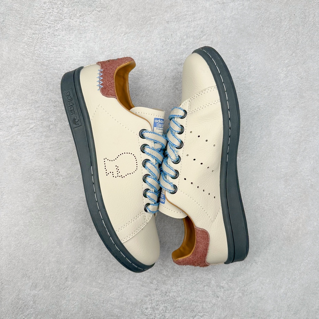 图片[3]-Brain Dead x AD originals STAN SMITH 史密斯时尚舒适耐磨低帮板鞋 男女同款 脑死亡联名米粽 IH3432 此番依旧以阿迪经典的网球鞋型Stan Smith为蓝本，向传奇温布尔登冠军致敬。Brain Dead主理人Kyle Ng再次开晒，率先亮相的是一双纯白皮革搭配橡胶外底配色，鞋舌处印有灰色的\\\”adidas Stan Smith\\\”以及\\\”Brain Dead\\\”脑死亡经典头像，鞋带孔则以蓝色呈现，颜值不低。另一双浅粉色版本实物完整曝光，整体以粉色搭配深棕色大底，鞋带处抓毛做旧的设计辨识度拉满，后跟采用绿色翻毛材质打造。尺码：36 36.5 37.5 38 38.5 39 40 40.5 41 42 42.5 43 44 44.5 45-选品中心