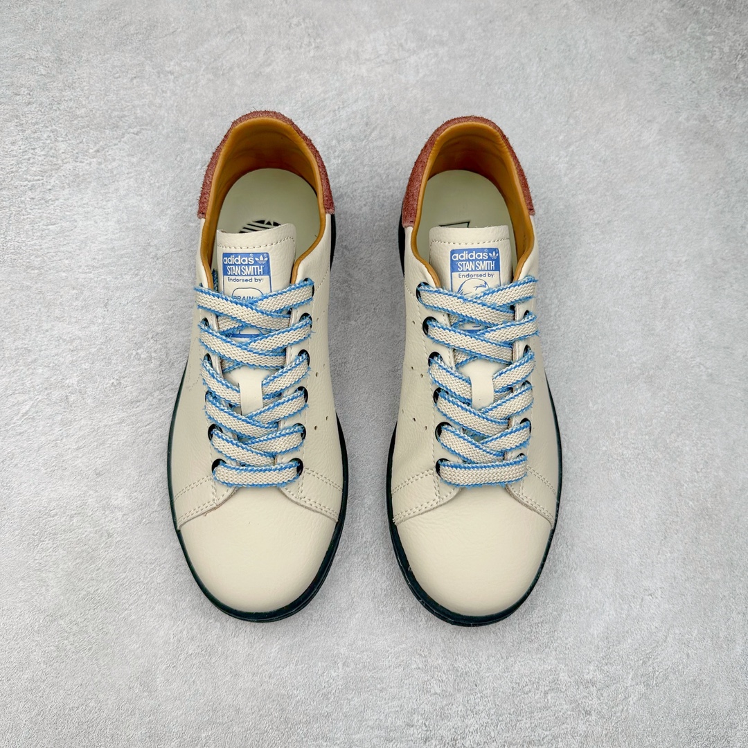 图片[2]-Brain Dead x AD originals STAN SMITH 史密斯时尚舒适耐磨低帮板鞋 男女同款 脑死亡联名米粽 IH3432 此番依旧以阿迪经典的网球鞋型Stan Smith为蓝本，向传奇温布尔登冠军致敬。Brain Dead主理人Kyle Ng再次开晒，率先亮相的是一双纯白皮革搭配橡胶外底配色，鞋舌处印有灰色的\\\”adidas Stan Smith\\\”以及\\\”Brain Dead\\\”脑死亡经典头像，鞋带孔则以蓝色呈现，颜值不低。另一双浅粉色版本实物完整曝光，整体以粉色搭配深棕色大底，鞋带处抓毛做旧的设计辨识度拉满，后跟采用绿色翻毛材质打造。尺码：36 36.5 37.5 38 38.5 39 40 40.5 41 42 42.5 43 44 44.5 45-选品中心