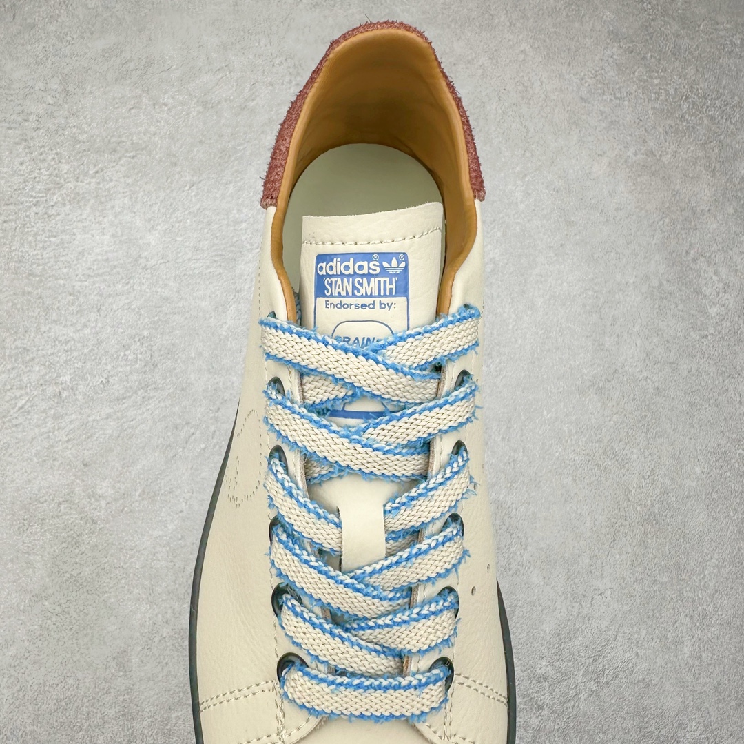 图片[5]-Brain Dead x AD originals STAN SMITH 史密斯时尚舒适耐磨低帮板鞋 男女同款 脑死亡联名米粽 IH3432 此番依旧以阿迪经典的网球鞋型Stan Smith为蓝本，向传奇温布尔登冠军致敬。Brain Dead主理人Kyle Ng再次开晒，率先亮相的是一双纯白皮革搭配橡胶外底配色，鞋舌处印有灰色的\\\”adidas Stan Smith\\\”以及\\\”Brain Dead\\\”脑死亡经典头像，鞋带孔则以蓝色呈现，颜值不低。另一双浅粉色版本实物完整曝光，整体以粉色搭配深棕色大底，鞋带处抓毛做旧的设计辨识度拉满，后跟采用绿色翻毛材质打造。尺码：36 36.5 37.5 38 38.5 39 40 40.5 41 42 42.5 43 44 44.5 45-选品中心