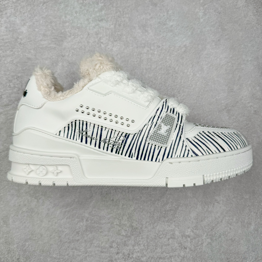 ＃K纯原 Louis Vuitton Trainer lv时装走秀运动鞋 龙年限定配色 市场所有版本中综合最强的货品 GD实力大厂出品 全网最全配色更新最快 最成熟的做工稳定的品控 完美鞋型超高的清洁度 零毛边线头瑕疵 全套原楦原纸版原鞋开模 全网最具灵魂的版型 正确原装黄色鞋盒 正确中底印花 鞋面印花3D高频深度立体 全鞋电脑针车 紧密相连 针距密度一致 环保乳胶注塑鞋垫 厚度脚感还原原版 皮面裁剪部位 统一油边封口工艺 原装橡胶大底含胶量大底组合零偏差 专柜全套包装 防尘袋 说明书 质保卡 男女鞋 尺码：35 36 37 38 39 40 41 42 43 44 45-选品中心