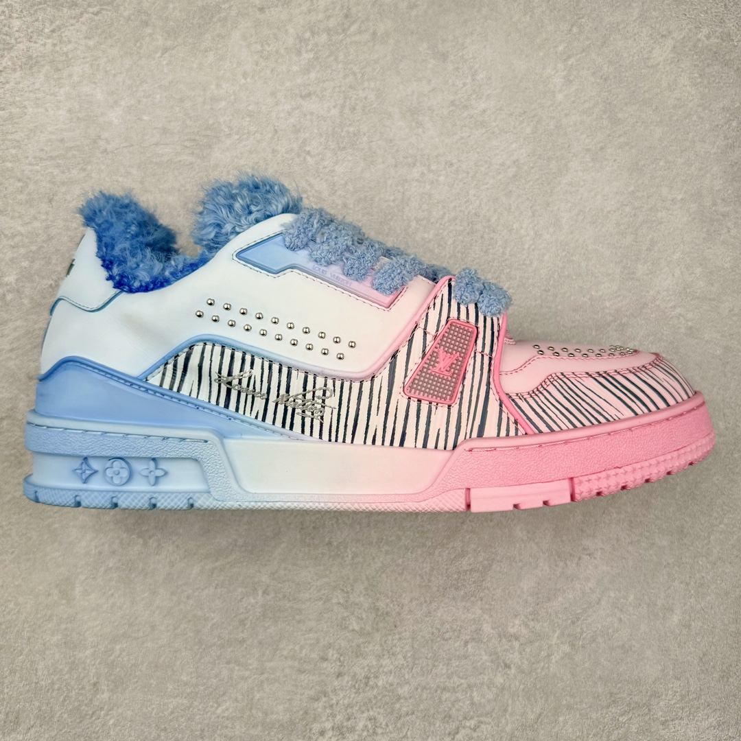 ＃K纯原 Louis Vuitton Trainer lv时装走秀运动鞋 龙年限定配色 市场所有版本中综合最强的货品 GD实力大厂出品 全网最全配色更新最快 最成熟的做工稳定的品控 完美鞋型超高的清洁度 零毛边线头瑕疵 全套原楦原纸版原鞋开模 全网最具灵魂的版型 正确原装黄色鞋盒 正确中底印花 鞋面印花3D高频深度立体 全鞋电脑针车 紧密相连 针距密度一致 环保乳胶注塑鞋垫 厚度脚感还原原版 皮面裁剪部位 统一油边封口工艺 原装橡胶大底含胶量大底组合零偏差 专柜全套包装 防尘袋 说明书 质保卡 男女鞋 尺码：35 36 37 38 39 40 41 42 43 44 45-选品中心