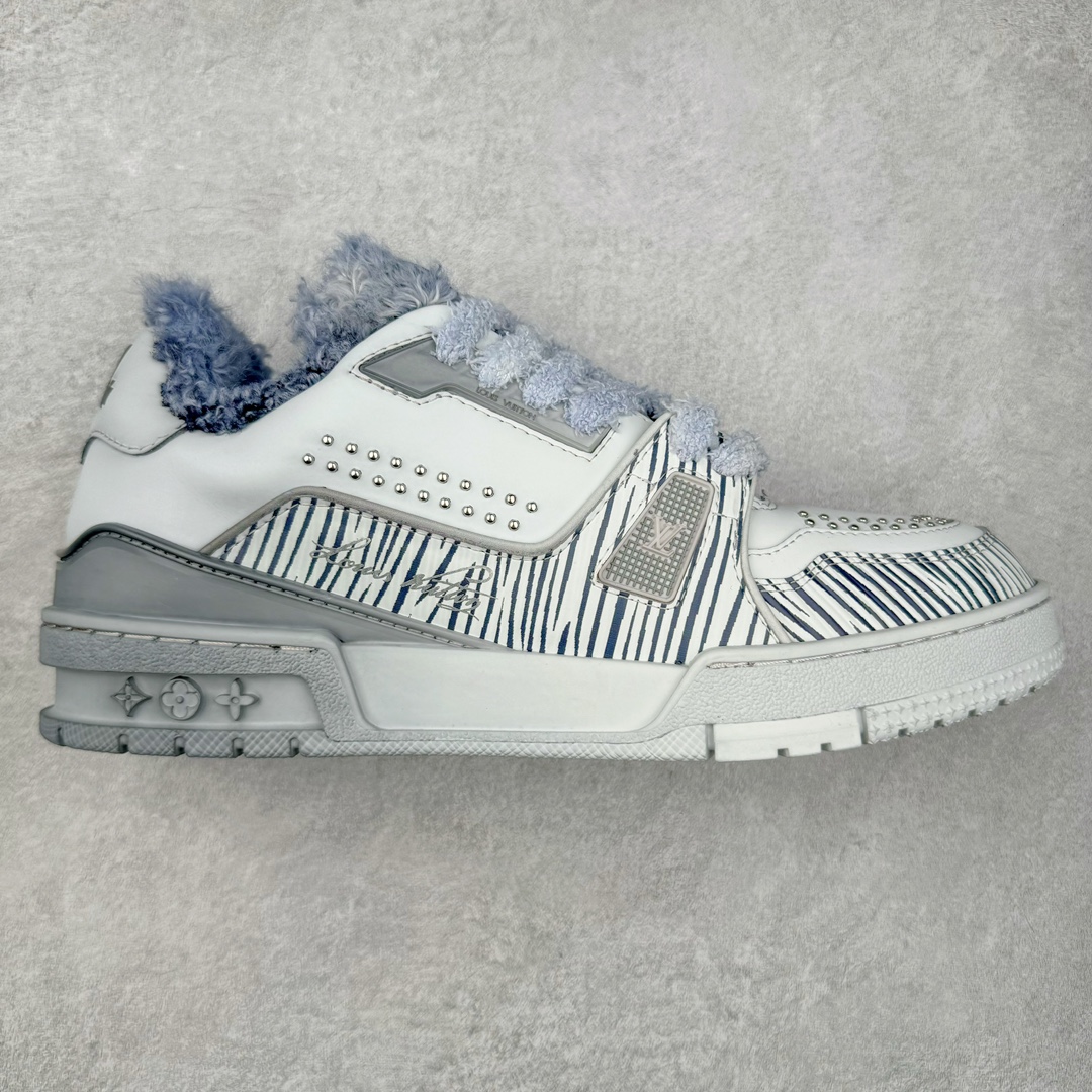 ＃K纯原 Louis Vuitton Trainer lv时装走秀运动鞋 龙年限定配色 市场所有版本中综合最强的货品 GD实力大厂出品 全网最全配色更新最快 最成熟的做工稳定的品控 完美鞋型超高的清洁度 零毛边线头瑕疵 全套原楦原纸版原鞋开模 全网最具灵魂的版型 正确原装黄色鞋盒 正确中底印花 鞋面印花3D高频深度立体 全鞋电脑针车 紧密相连 针距密度一致 环保乳胶注塑鞋垫 厚度脚感还原原版 皮面裁剪部位 统一油边封口工艺 原装橡胶大底含胶量大底组合零偏差 专柜全套包装 防尘袋 说明书 质保卡 男女鞋 尺码：35 36 37 38 39 40 41 42 43 44 45-选品中心