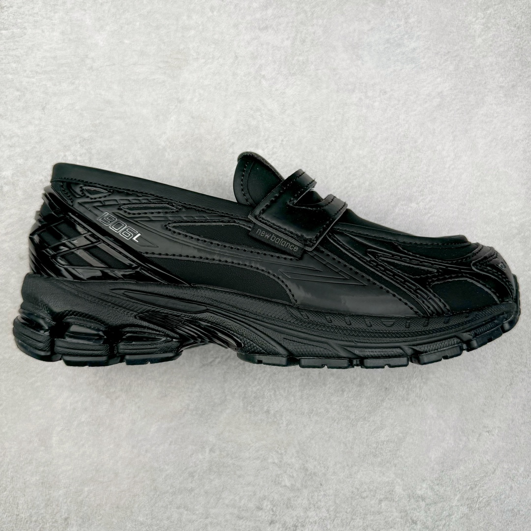 JUNYA WATANABE x New Balance NB 1906R 新百伦联名款舒适百搭防滑低帮生活休闲鞋乐福鞋 Junya Watanabe 和 New Balance 再次联手，推出了全新的合作款——1906 Loafer。这款跨越运动鞋与皮鞋界限的设计。设计将 New Balance 1906R 的技术与经典皮革便鞋的风格完美融合。厚实的鞋底与精致的漆皮鞋面，不仅保留了运动鞋的舒适感，还能轻松驾驭休闲与正式造型。一位国外鞋友对此鞋的评价颇具趣味：“这是开完重要会议后，立马开始 5K 长跑的理想鞋款。”-选品中心