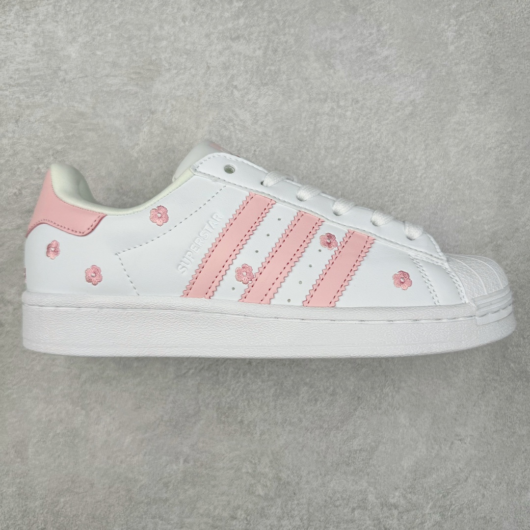 AD Originals Superstar 经典复古贝壳头板鞋 IG7015 诞生于1969年 是第一双将全皮面鞋 身与橡胶鞋头结合在一起的低帮篮球鞋 Superstar最开始 是作为高帮篮球鞋Pro Model的低帮版本而出现的 但因为其独特和醒目的橡胶鞋头造型而让大家熟知 被大家形象地称为\\\”shelltoe\\\”贝壳头 在70年代的美国职业篮球场上 接近3/4的NBA球员都将这双Superstar作为场上用鞋 80年代之后 经过不断的改良和发展 Superstar逐渐成为横跨时装、音乐、街头文化、休闲和运动等各大领域的时尚潮鞋 尺码：36 36.5 37 38 38.5 39 40 40.5 41 42 42.5 43 44 44.5 45-选品中心