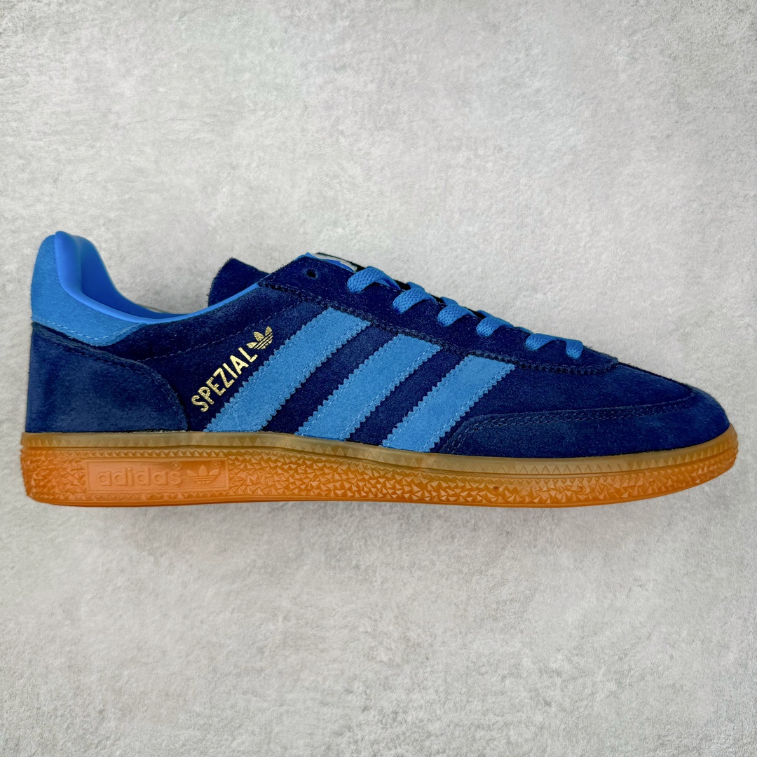 AD Originals Handball SPZL 手球运动员系列百搭休闲运动板鞋 IG1978 这款来自阿迪达斯的这款HANDBALL SPZL前身是一双手球运动鞋，这一次拿来复刻，所以鞋面的主要色彩选用了黑色， 鞋面外侧除了Spezial字母之外还有三叶草标志。Handball SPZL作为复古手球训练鞋与作为室内足球鞋的Samba有着异曲同工之处，但是质感更为出众的鞋身以及丰富的配色选择比起Samba来讲可以说是更胜一筹了！尺码：36 36⅔ 37⅓ 38 38⅔ 39⅓ 40 40⅔ 41⅓ 42 42⅔ 43⅓ 44 45-选品中心