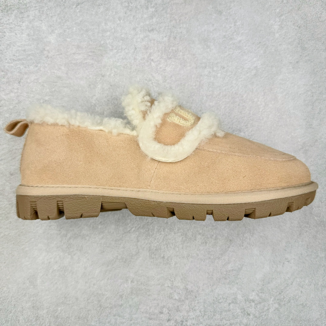 UGG Premium Chloe Fluffy Slippers 系列低帮时尚百搭舒适保暖休闲渔夫便鞋#升级原楦原纸版开发版型#采用TPU模压定型固色翻毛皮与羊毛厚绒鞋面材质#内嵌人造卷曲羊毛毛绒里衬和鞋垫,保暖锁热#选用17毫米UGGPURE™ 植入式羊毛里衬与可拆卸的UGGPURE™ 植入式羊毛鞋垫#Treadlite轻翼科技外底-优质的防滑,耐磨性,和良好的弹性 尺码:35-40-选品中心