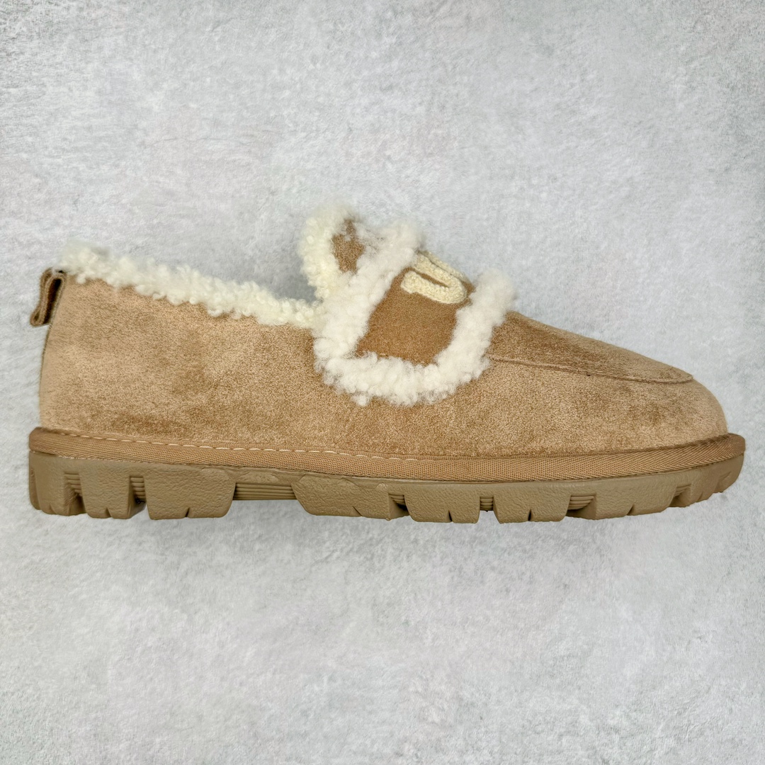 UGG Premium Chloe Fluffy Slippers 系列低帮时尚百搭舒适保暖休闲渔夫便鞋#升级原楦原纸版开发版型#采用TPU模压定型固色翻毛皮与羊毛厚绒鞋面材质#内嵌人造卷曲羊毛毛绒里衬和鞋垫,保暖锁热#选用17毫米UGGPURE™ 植入式羊毛里衬与可拆卸的UGGPURE™ 植入式羊毛鞋垫#Treadlite轻翼科技外底-优质的防滑,耐磨性,和良好的弹性 尺码:35-40-选品中心