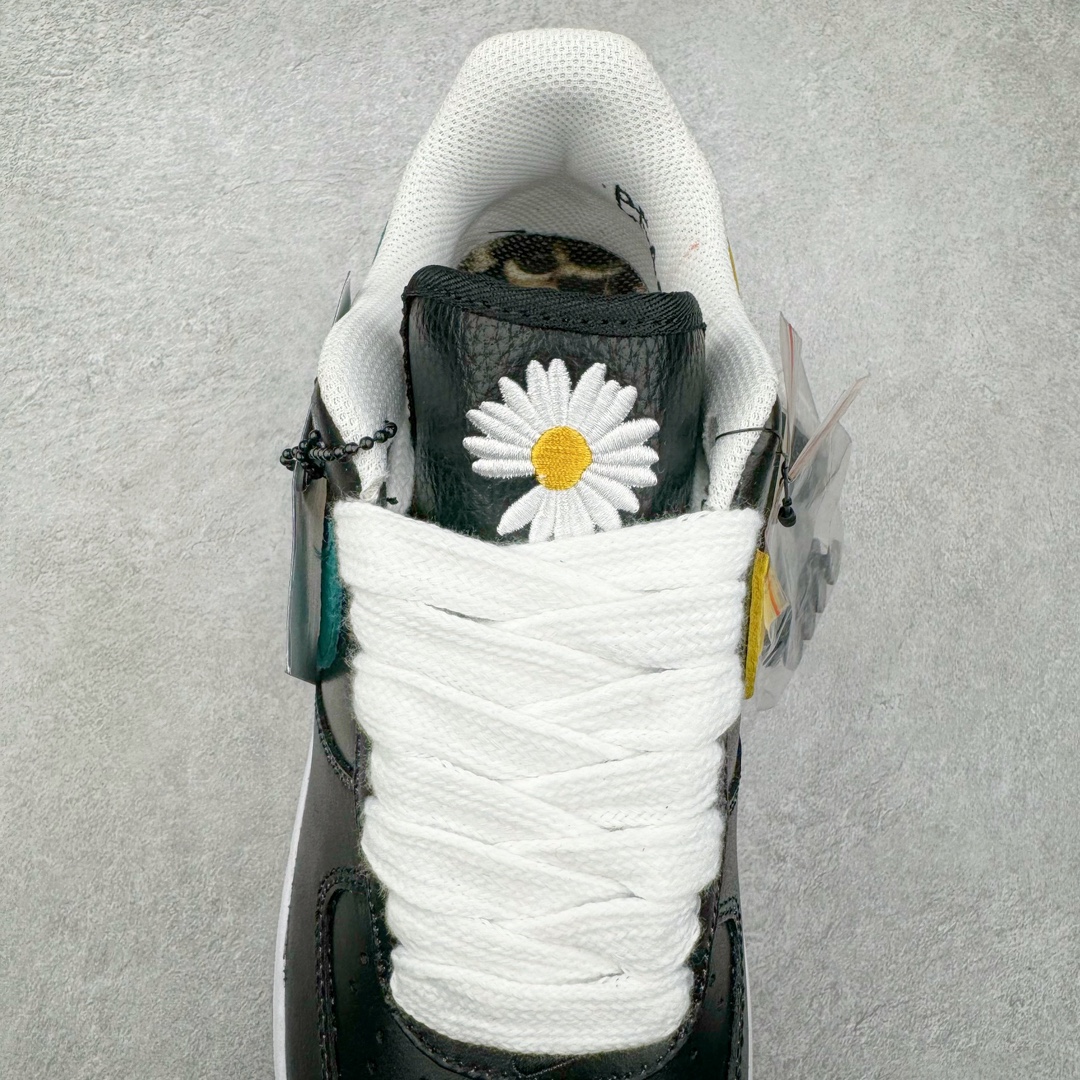 图片[5]-＃S2纯原 PEACEMINUSONE x NK Air Force 1 \\\”Para-Noise 3.0\\\” 权志龙联名空军一号低帮 货号：AQ3692-004 与 2.0 的白色相比，3.0 版本回归了初代的黑色鞋面设计。并且在侧身 Swoosh 上，大胆注入了彩色设计，整体观感和初代的亲友限定版本有着几分相似。独特的内外、左右多巴胺色系的鸳鸯设定，释放满满的新鲜活力。整体依然黑色为主，使得日常穿搭的门槛依旧保持在较低的水平，搭配一条牛仔裤或者卫裤，都能轻松驾驭。而鞋款的标志性设计——涂鸦中底和 “刮刮乐” 鞋面依旧保留，使得这双鞋在日常的穿着过程中会产生不同的变化，同时也可以成为 DIY 的个性画板。尺码：36 36.5 37.5 38 38.5 39 40 40.5 41 42 42.5 43 44 44.5 45 46 47.5-选品中心