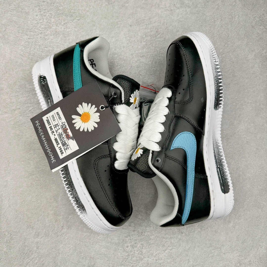 图片[3]-＃S2纯原 PEACEMINUSONE x NK Air Force 1 \\\”Para-Noise 3.0\\\” 权志龙联名空军一号低帮 货号：AQ3692-004 与 2.0 的白色相比，3.0 版本回归了初代的黑色鞋面设计。并且在侧身 Swoosh 上，大胆注入了彩色设计，整体观感和初代的亲友限定版本有着几分相似。独特的内外、左右多巴胺色系的鸳鸯设定，释放满满的新鲜活力。整体依然黑色为主，使得日常穿搭的门槛依旧保持在较低的水平，搭配一条牛仔裤或者卫裤，都能轻松驾驭。而鞋款的标志性设计——涂鸦中底和 “刮刮乐” 鞋面依旧保留，使得这双鞋在日常的穿着过程中会产生不同的变化，同时也可以成为 DIY 的个性画板。尺码：36 36.5 37.5 38 38.5 39 40 40.5 41 42 42.5 43 44 44.5 45 46 47.5-选品中心