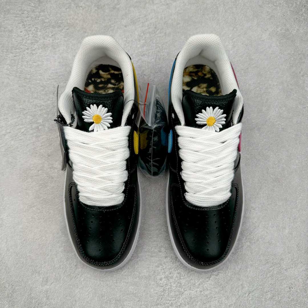 图片[2]-＃S2纯原 PEACEMINUSONE x NK Air Force 1 \\\”Para-Noise 3.0\\\” 权志龙联名空军一号低帮 货号：AQ3692-004 与 2.0 的白色相比，3.0 版本回归了初代的黑色鞋面设计。并且在侧身 Swoosh 上，大胆注入了彩色设计，整体观感和初代的亲友限定版本有着几分相似。独特的内外、左右多巴胺色系的鸳鸯设定，释放满满的新鲜活力。整体依然黑色为主，使得日常穿搭的门槛依旧保持在较低的水平，搭配一条牛仔裤或者卫裤，都能轻松驾驭。而鞋款的标志性设计——涂鸦中底和 “刮刮乐” 鞋面依旧保留，使得这双鞋在日常的穿着过程中会产生不同的变化，同时也可以成为 DIY 的个性画板。尺码：36 36.5 37.5 38 38.5 39 40 40.5 41 42 42.5 43 44 44.5 45 46 47.5-选品中心
