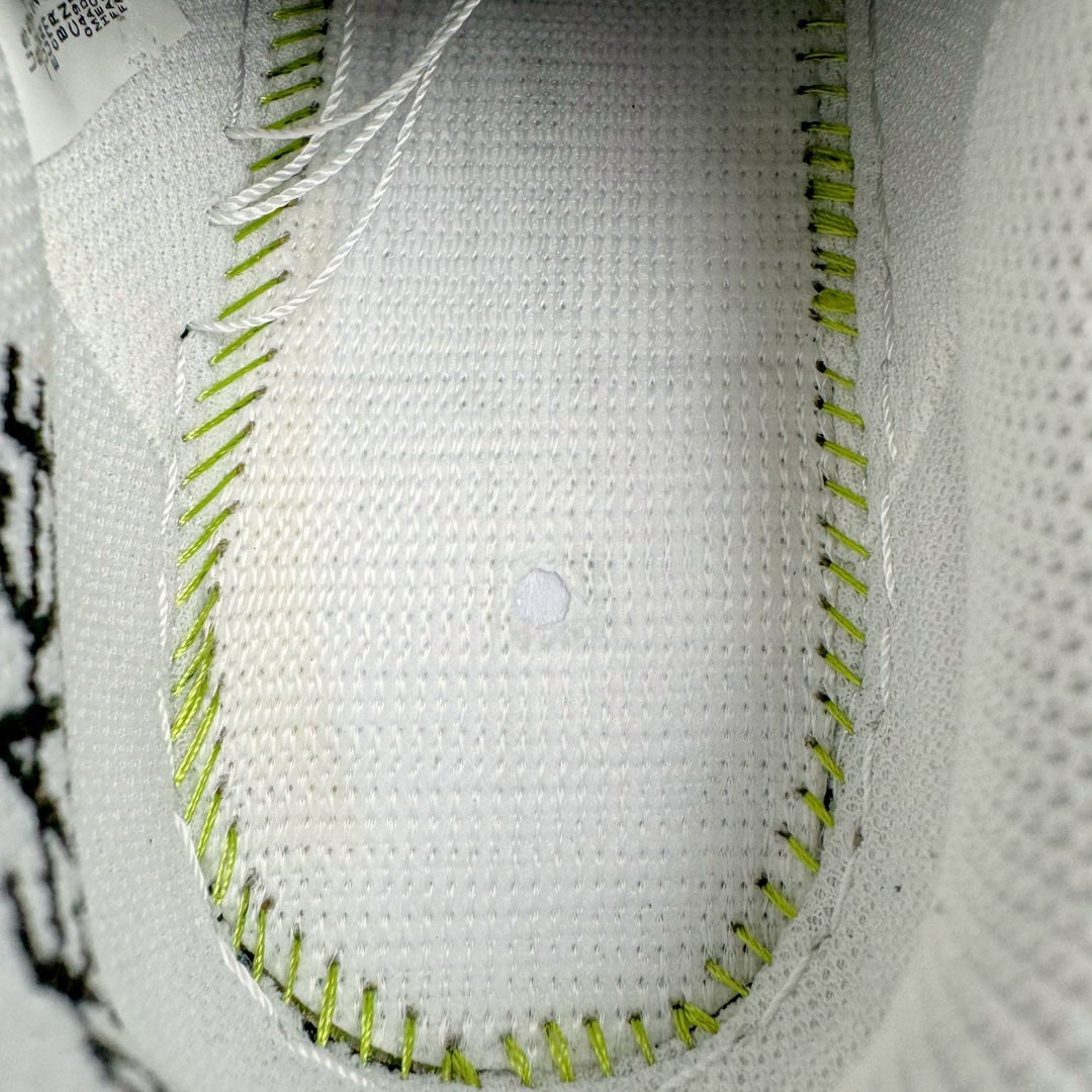 图片[10]-＃S2纯原 PEACEMINUSONE x NK Air Force 1 \\\”Para-Noise 3.0\\\” 权志龙联名空军一号低帮 货号：AQ3692-004 与 2.0 的白色相比，3.0 版本回归了初代的黑色鞋面设计。并且在侧身 Swoosh 上，大胆注入了彩色设计，整体观感和初代的亲友限定版本有着几分相似。独特的内外、左右多巴胺色系的鸳鸯设定，释放满满的新鲜活力。整体依然黑色为主，使得日常穿搭的门槛依旧保持在较低的水平，搭配一条牛仔裤或者卫裤，都能轻松驾驭。而鞋款的标志性设计——涂鸦中底和 “刮刮乐” 鞋面依旧保留，使得这双鞋在日常的穿着过程中会产生不同的变化，同时也可以成为 DIY 的个性画板。尺码：36 36.5 37.5 38 38.5 39 40 40.5 41 42 42.5 43 44 44.5 45 46 47.5-选品中心