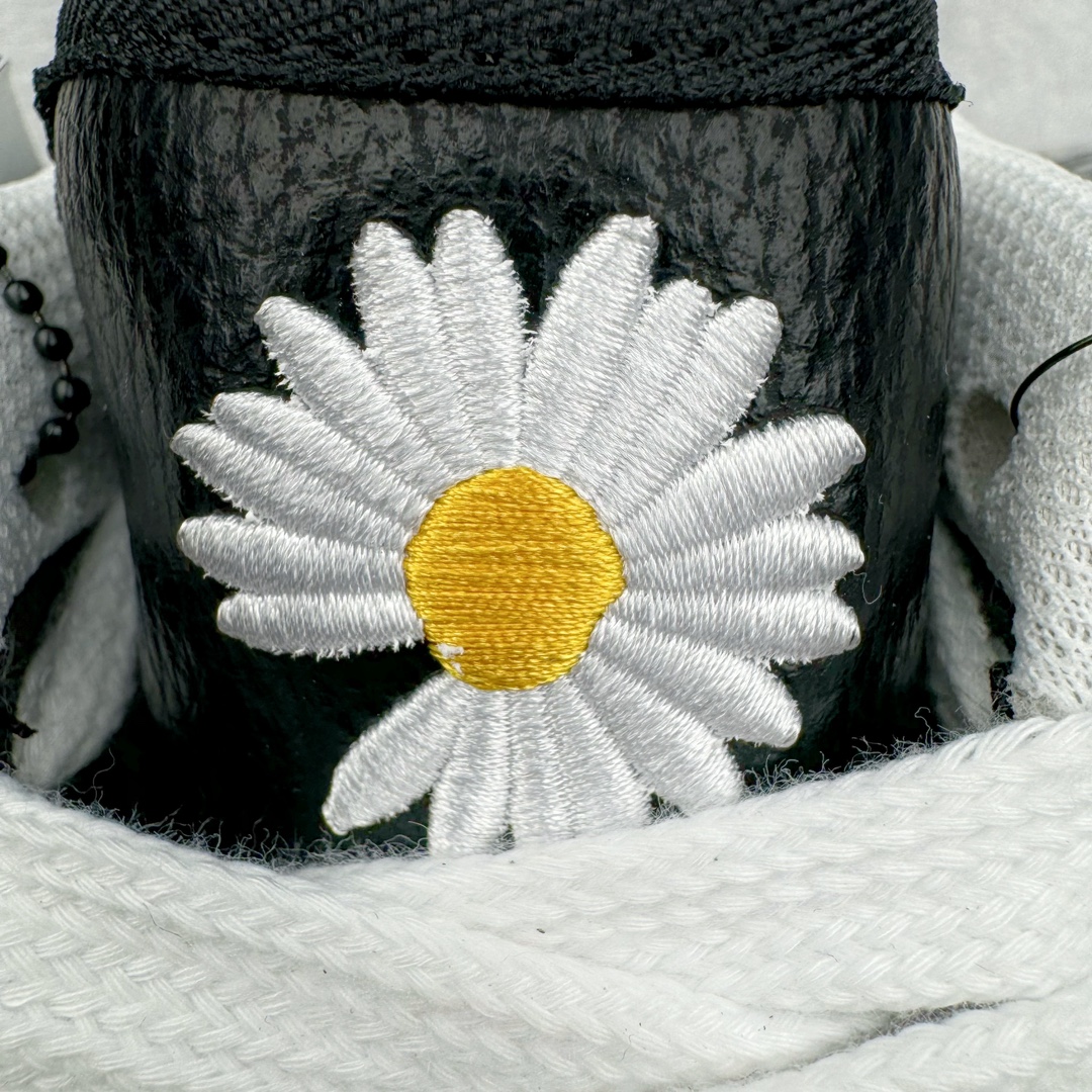 图片[15]-＃S2纯原 PEACEMINUSONE x NK Air Force 1 \\\”Para-Noise 3.0\\\” 权志龙联名空军一号低帮 货号：AQ3692-004 与 2.0 的白色相比，3.0 版本回归了初代的黑色鞋面设计。并且在侧身 Swoosh 上，大胆注入了彩色设计，整体观感和初代的亲友限定版本有着几分相似。独特的内外、左右多巴胺色系的鸳鸯设定，释放满满的新鲜活力。整体依然黑色为主，使得日常穿搭的门槛依旧保持在较低的水平，搭配一条牛仔裤或者卫裤，都能轻松驾驭。而鞋款的标志性设计——涂鸦中底和 “刮刮乐” 鞋面依旧保留，使得这双鞋在日常的穿着过程中会产生不同的变化，同时也可以成为 DIY 的个性画板。尺码：36 36.5 37.5 38 38.5 39 40 40.5 41 42 42.5 43 44 44.5 45 46 47.5-选品中心