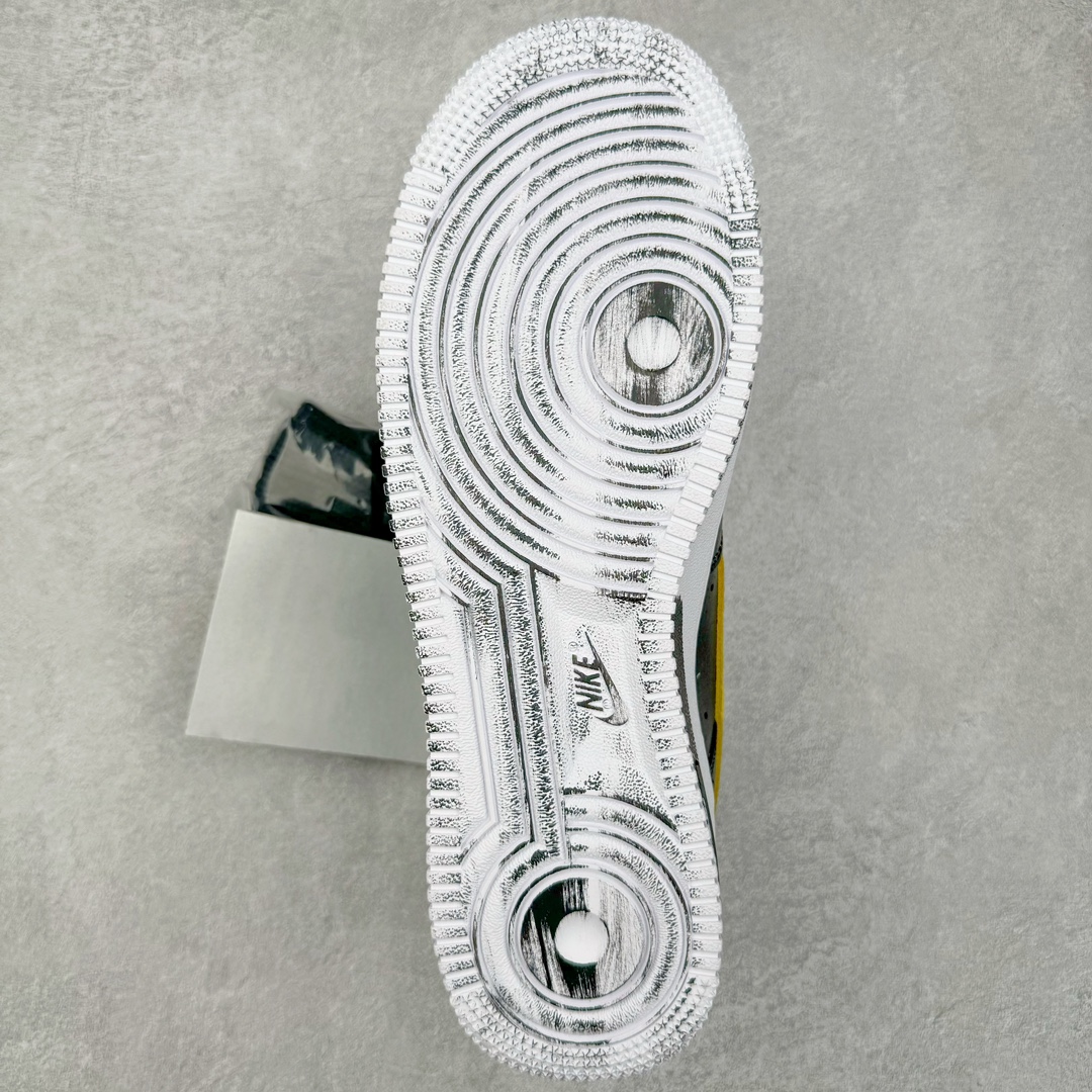 图片[9]-＃S2纯原 PEACEMINUSONE x NK Air Force 1 \\\”Para-Noise 3.0\\\” 权志龙联名空军一号低帮 货号：AQ3692-004 与 2.0 的白色相比，3.0 版本回归了初代的黑色鞋面设计。并且在侧身 Swoosh 上，大胆注入了彩色设计，整体观感和初代的亲友限定版本有着几分相似。独特的内外、左右多巴胺色系的鸳鸯设定，释放满满的新鲜活力。整体依然黑色为主，使得日常穿搭的门槛依旧保持在较低的水平，搭配一条牛仔裤或者卫裤，都能轻松驾驭。而鞋款的标志性设计——涂鸦中底和 “刮刮乐” 鞋面依旧保留，使得这双鞋在日常的穿着过程中会产生不同的变化，同时也可以成为 DIY 的个性画板。尺码：36 36.5 37.5 38 38.5 39 40 40.5 41 42 42.5 43 44 44.5 45 46 47.5-选品中心