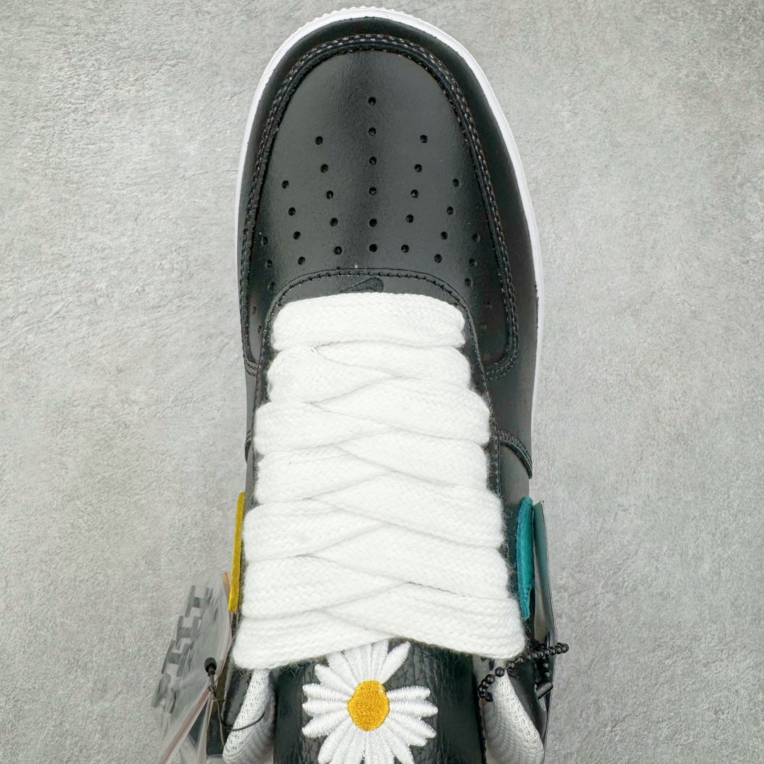 图片[4]-＃S2纯原 PEACEMINUSONE x NK Air Force 1 \\\”Para-Noise 3.0\\\” 权志龙联名空军一号低帮 货号：AQ3692-004 与 2.0 的白色相比，3.0 版本回归了初代的黑色鞋面设计。并且在侧身 Swoosh 上，大胆注入了彩色设计，整体观感和初代的亲友限定版本有着几分相似。独特的内外、左右多巴胺色系的鸳鸯设定，释放满满的新鲜活力。整体依然黑色为主，使得日常穿搭的门槛依旧保持在较低的水平，搭配一条牛仔裤或者卫裤，都能轻松驾驭。而鞋款的标志性设计——涂鸦中底和 “刮刮乐” 鞋面依旧保留，使得这双鞋在日常的穿着过程中会产生不同的变化，同时也可以成为 DIY 的个性画板。尺码：36 36.5 37.5 38 38.5 39 40 40.5 41 42 42.5 43 44 44.5 45 46 47.5-选品中心