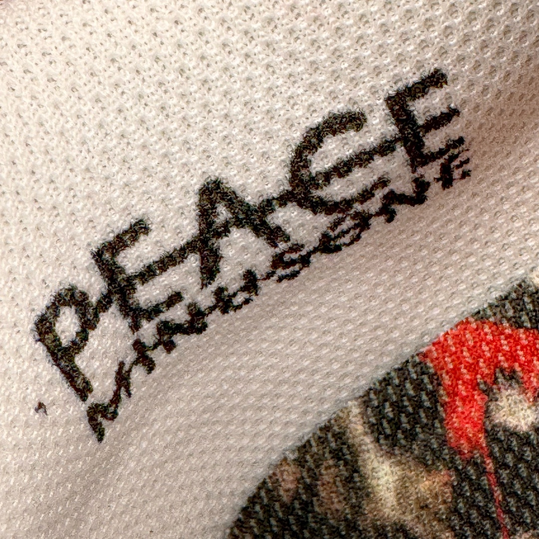 图片[14]-＃S2纯原 PEACEMINUSONE x NK Air Force 1 \\\”Para-Noise 3.0\\\” 权志龙联名空军一号低帮 货号：AQ3692-004 与 2.0 的白色相比，3.0 版本回归了初代的黑色鞋面设计。并且在侧身 Swoosh 上，大胆注入了彩色设计，整体观感和初代的亲友限定版本有着几分相似。独特的内外、左右多巴胺色系的鸳鸯设定，释放满满的新鲜活力。整体依然黑色为主，使得日常穿搭的门槛依旧保持在较低的水平，搭配一条牛仔裤或者卫裤，都能轻松驾驭。而鞋款的标志性设计——涂鸦中底和 “刮刮乐” 鞋面依旧保留，使得这双鞋在日常的穿着过程中会产生不同的变化，同时也可以成为 DIY 的个性画板。尺码：36 36.5 37.5 38 38.5 39 40 40.5 41 42 42.5 43 44 44.5 45 46 47.5-选品中心