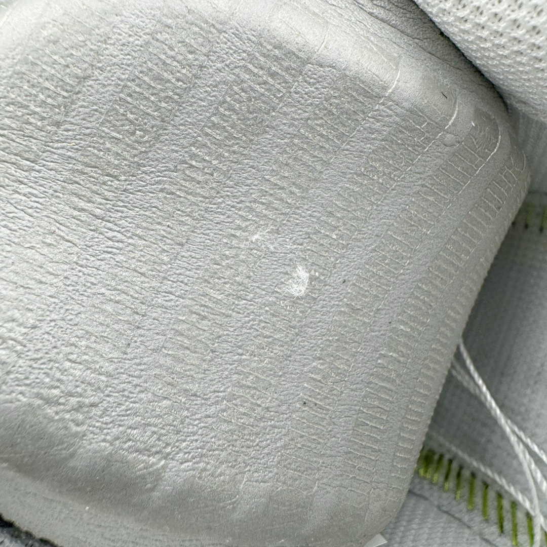 图片[11]-＃S2纯原 PEACEMINUSONE x NK Air Force 1 \\\”Para-Noise 3.0\\\” 权志龙联名空军一号低帮 货号：AQ3692-004 与 2.0 的白色相比，3.0 版本回归了初代的黑色鞋面设计。并且在侧身 Swoosh 上，大胆注入了彩色设计，整体观感和初代的亲友限定版本有着几分相似。独特的内外、左右多巴胺色系的鸳鸯设定，释放满满的新鲜活力。整体依然黑色为主，使得日常穿搭的门槛依旧保持在较低的水平，搭配一条牛仔裤或者卫裤，都能轻松驾驭。而鞋款的标志性设计——涂鸦中底和 “刮刮乐” 鞋面依旧保留，使得这双鞋在日常的穿着过程中会产生不同的变化，同时也可以成为 DIY 的个性画板。尺码：36 36.5 37.5 38 38.5 39 40 40.5 41 42 42.5 43 44 44.5 45 46 47.5-选品中心