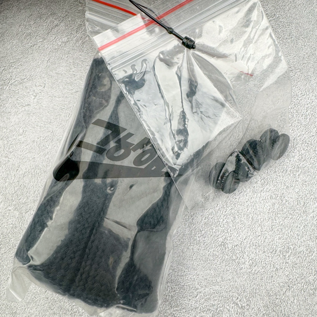 图片[16]-＃S2纯原 PEACEMINUSONE x NK Air Force 1 \\\”Para-Noise 3.0\\\” 权志龙联名空军一号低帮 货号：AQ3692-004 与 2.0 的白色相比，3.0 版本回归了初代的黑色鞋面设计。并且在侧身 Swoosh 上，大胆注入了彩色设计，整体观感和初代的亲友限定版本有着几分相似。独特的内外、左右多巴胺色系的鸳鸯设定，释放满满的新鲜活力。整体依然黑色为主，使得日常穿搭的门槛依旧保持在较低的水平，搭配一条牛仔裤或者卫裤，都能轻松驾驭。而鞋款的标志性设计——涂鸦中底和 “刮刮乐” 鞋面依旧保留，使得这双鞋在日常的穿着过程中会产生不同的变化，同时也可以成为 DIY 的个性画板。尺码：36 36.5 37.5 38 38.5 39 40 40.5 41 42 42.5 43 44 44.5 45 46 47.5-选品中心