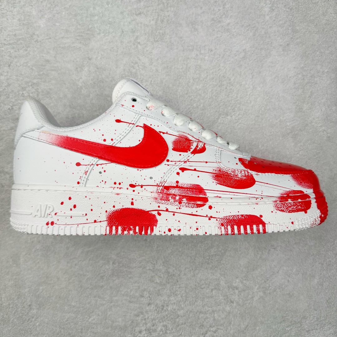 NK Air Force 1´07 Low 空军一号低帮百搭休闲运动板鞋 案发现场 白红 CW2288-111 柔软、弹性十足的缓震性能和出色的中底设计 横跨复古与现代的外型结合 造就出风靡全球 三十多年的Force 1 直到今天还深受青睐 尺码：36 36.5 37.5 38 38.5 39 40 40.5 41 42 42.5 43 44 44.5 45-选品中心