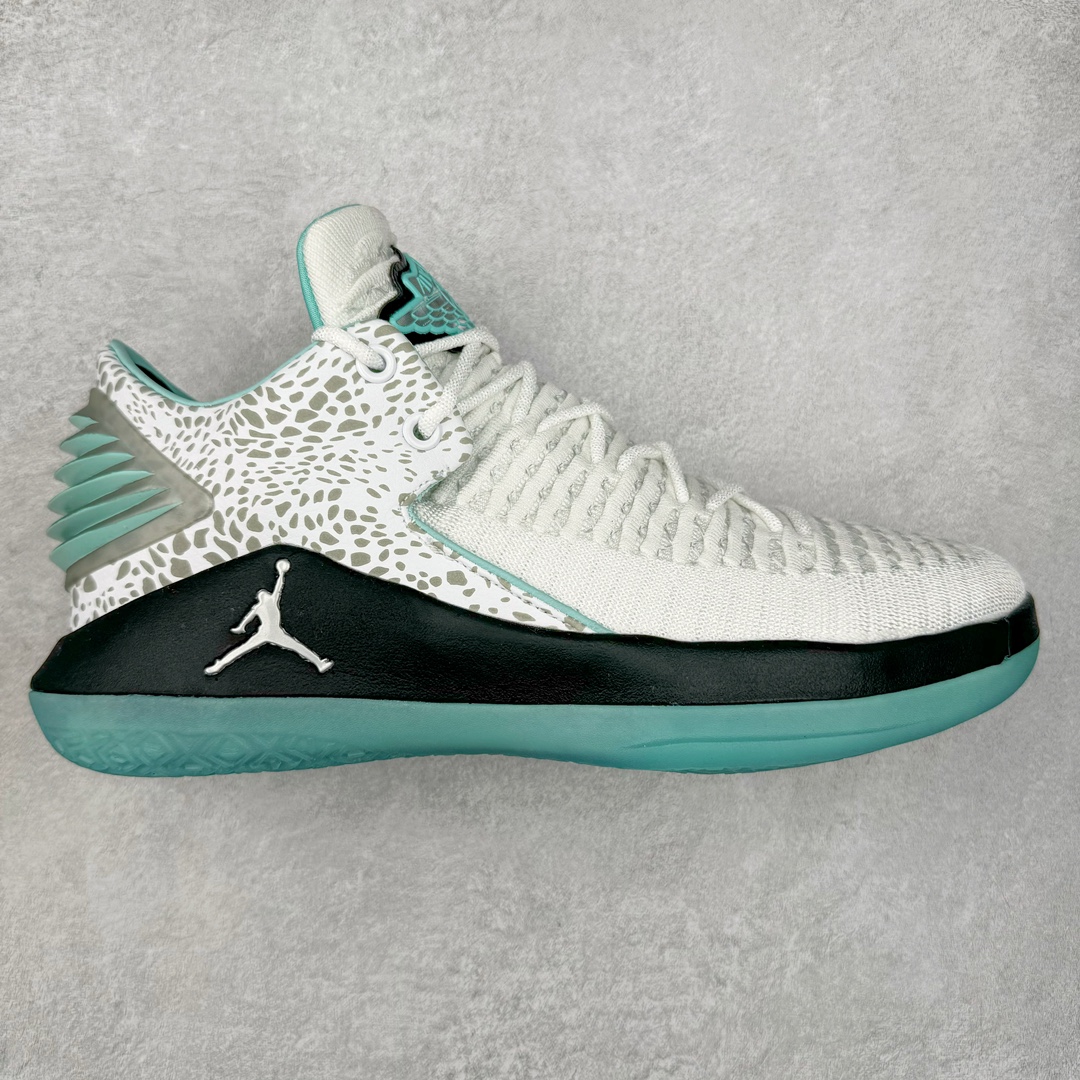 ＃K版纯原 Air Jordan XXXII AJ32 Low PF 减震防滑低帮实战篮球鞋 郭艾伦白绿 AH3347-101 再次以经典白蓝配色向迈克尔的伟大精神致敬，结合 Zoom Air 缓震系统和 FlightSpeed 技术，为运动员带来柔和的缓冲以及迅速灵敏的响应。匠心搭配 Flyknit 鞋面，轻盈包覆双足，低帮版本，灵动极速的非凡体验。 尺码：39 40 40.5 41 42 42.5 43 44 44.5 45 46 47.5-选品中心