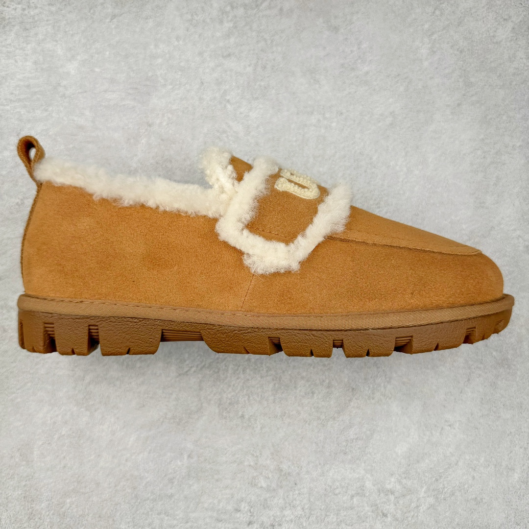 UGG Premium Chloe Fluffy Slippers 系列低帮时尚百搭舒适保暖休闲渔夫便鞋#升级原楦原纸版开发版型#采用TPU模压定型固色翻毛皮与羊毛厚绒鞋面材质#内嵌人造卷曲羊毛毛绒里衬和鞋垫,保暖锁热#选用17毫米UGGPURE™ 植入式羊毛里衬与可拆卸的UGGPURE™ 植入式羊毛鞋垫#Treadlite轻翼科技外底-优质的防滑,耐磨性,和良好的弹性 尺码：35-40-选品中心