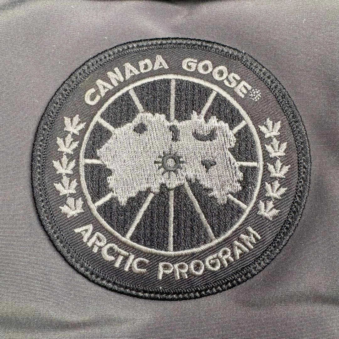 图片[9]-＃纯原 CANADA GOOSE Expedition 4660M加拿大鹅08远征款 派克大衣羽绒服 行业标杆 国内羽绒服天花板 全新改版 升级大量细节 完美还原ZP 大到面料毛领羽绒 小到一针一线一个纽扣都是肉眼可见的细节 市面最接近ZP版本 欢迎客户对比 同行指导 1.今年羽绒依然采用国标80白鸭绒 填充450g（机器格充 电脑设定数值 每件充绒误差不超过10g）不混绒 随意拆开送检 2.独家定制18支面料 ZP一致 采用“Arctic Tech”面料技术外层面料是84.5%的聚酯纤维15.5%棉 里料为100%棉纶 垫料为100%聚酯纤维 持久防水防风抗寒保暖 3.里布采用40D Nylon AC油性胶 单染5级牢度 领口绒布采用原厂高密度丝光绒 口袋布使用弹性高密度摇粒绒 柔软亲肤 胆布采用330T全涤防绒7号针杜绝跑绒 如有跑绒直接白送 4.日本进口JUKI（重机）大型缝纫机专业打枣锁边 完全遵循正品整件衣服106个枣 全身加固 每个枣长度遵循正品 固定1-1.1cm 密度和长度均与正品相同5.吉田YKK原厂拉链 Y形双勾魔术贴 袖口采用定制加厚无缝螺纹 今年袖口螺纹添加高弹氨纶金丝 增加弹性和强度 大到面料 胆布 小到纽扣 抽绳 全部原版定制开发 对标正品 6.进口田岛刺绣机机定制万针刺绣胸标 图案饱满立体 无限接近正品 7.毛领为加拿大进口西郊狼皮制作 春季购入万条顶级毛领 毛领宽度14cm 长度55cm 今年冬天整季毛领品质都会稳定如一 杜绝中后期毛领品质参差不齐情况 8.包装采用立体手提袋包装 卡片一应俱全 送人 自留更有排面 9.所有细节均参照22年最新版正品1：1打板复刻 区别市面错版\\\”一眼假\\\” 尺码：XS S M L XL XXL-选品中心