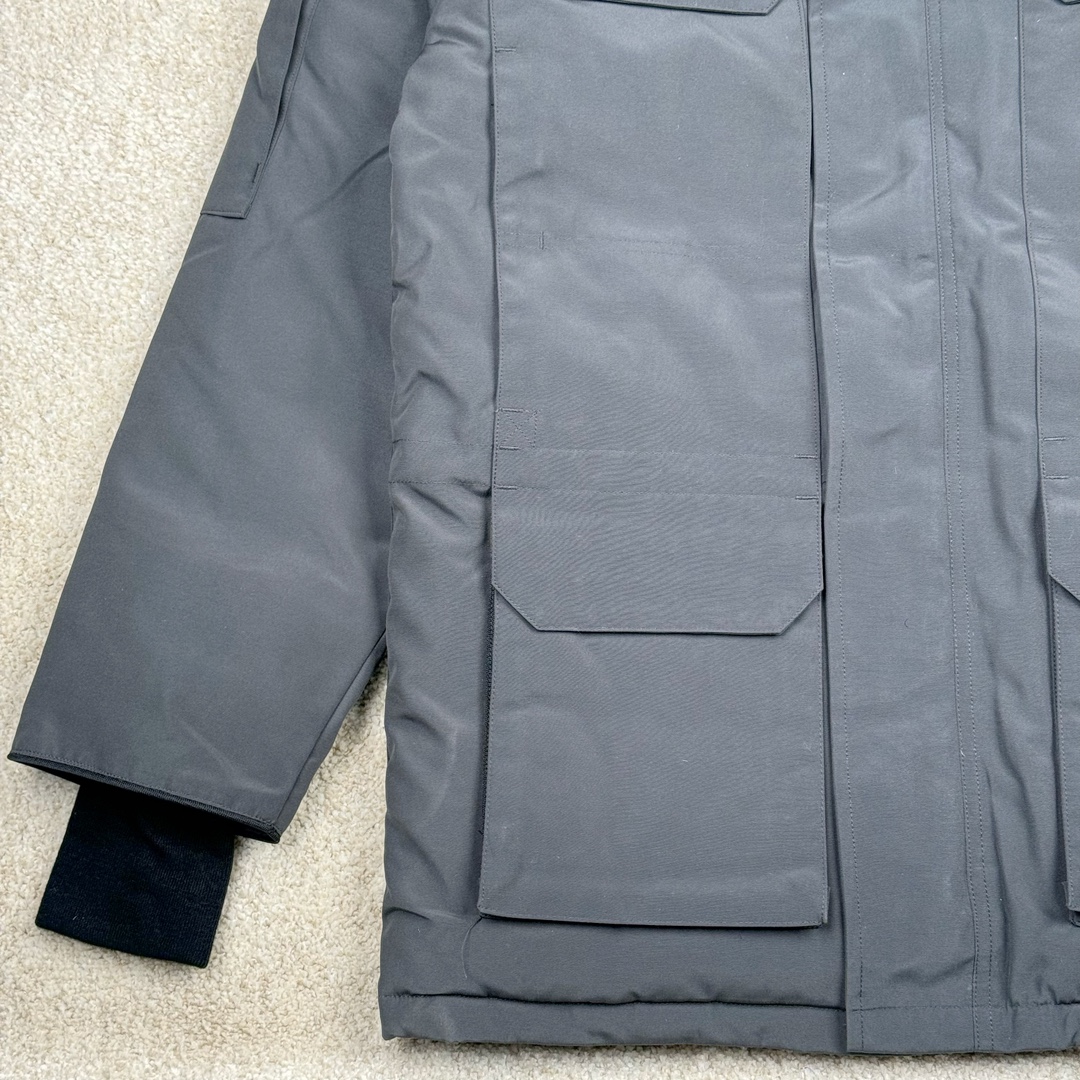 图片[4]-＃纯原 CANADA GOOSE Expedition 4660M加拿大鹅08远征款 派克大衣羽绒服 行业标杆 国内羽绒服天花板 全新改版 升级大量细节 完美还原ZP 大到面料毛领羽绒 小到一针一线一个纽扣都是肉眼可见的细节 市面最接近ZP版本 欢迎客户对比 同行指导 1.今年羽绒依然采用国标80白鸭绒 填充450g（机器格充 电脑设定数值 每件充绒误差不超过10g）不混绒 随意拆开送检 2.独家定制18支面料 ZP一致 采用“Arctic Tech”面料技术外层面料是84.5%的聚酯纤维15.5%棉 里料为100%棉纶 垫料为100%聚酯纤维 持久防水防风抗寒保暖 3.里布采用40D Nylon AC油性胶 单染5级牢度 领口绒布采用原厂高密度丝光绒 口袋布使用弹性高密度摇粒绒 柔软亲肤 胆布采用330T全涤防绒7号针杜绝跑绒 如有跑绒直接白送 4.日本进口JUKI（重机）大型缝纫机专业打枣锁边 完全遵循正品整件衣服106个枣 全身加固 每个枣长度遵循正品 固定1-1.1cm 密度和长度均与正品相同5.吉田YKK原厂拉链 Y形双勾魔术贴 袖口采用定制加厚无缝螺纹 今年袖口螺纹添加高弹氨纶金丝 增加弹性和强度 大到面料 胆布 小到纽扣 抽绳 全部原版定制开发 对标正品 6.进口田岛刺绣机机定制万针刺绣胸标 图案饱满立体 无限接近正品 7.毛领为加拿大进口西郊狼皮制作 春季购入万条顶级毛领 毛领宽度14cm 长度55cm 今年冬天整季毛领品质都会稳定如一 杜绝中后期毛领品质参差不齐情况 8.包装采用立体手提袋包装 卡片一应俱全 送人 自留更有排面 9.所有细节均参照22年最新版正品1：1打板复刻 区别市面错版\\\”一眼假\\\” 尺码：XS S M L XL XXL-选品中心