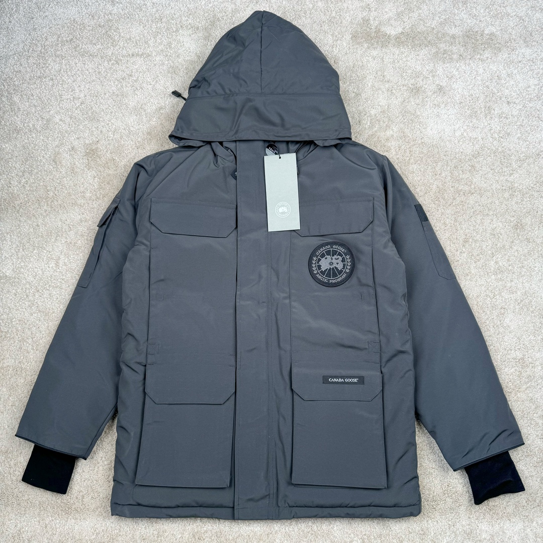 ＃纯原 CANADA GOOSE Expedition 4660M加拿大鹅08远征款 派克大衣羽绒服 行业标杆 国内羽绒服天花板 全新改版 升级大量细节 完美还原ZP 大到面料毛领羽绒 小到一针一线一个纽扣都是肉眼可见的细节 市面最接近ZP版本 欢迎客户对比 同行指导 1.今年羽绒依然采用国标80白鸭绒 填充450g（机器格充 电脑设定数值 每件充绒误差不超过10g）不混绒 随意拆开送检 2.独家定制18支面料 ZP一致 采用“Arctic Tech”面料技术外层面料是84.5%的聚酯纤维15.5%棉 里料为100%棉纶 垫料为100%聚酯纤维 持久防水防风抗寒保暖 3.里布采用40D Nylon AC油性胶 单染5级牢度 领口绒布采用原厂高密度丝光绒 口袋布使用弹性高密度摇粒绒 柔软亲肤 胆布采用330T全涤防绒7号针杜绝跑绒 如有跑绒直接白送 4.日本进口JUKI（重机）大型缝纫机专业打枣锁边 完全遵循正品整件衣服106个枣 全身加固 每个枣长度遵循正品 固定1-1.1cm 密度和长度均与正品相同5.吉田YKK原厂拉链 Y形双勾魔术贴 袖口采用定制加厚无缝螺纹 今年袖口螺纹添加高弹氨纶金丝 增加弹性和强度 大到面料 胆布 小到纽扣 抽绳 全部原版定制开发 对标正品 6.进口田岛刺绣机机定制万针刺绣胸标 图案饱满立体 无限接近正品 7.毛领为加拿大进口西郊狼皮制作 春季购入万条顶级毛领 毛领宽度14cm 长度55cm 今年冬天整季毛领品质都会稳定如一 杜绝中后期毛领品质参差不齐情况 8.包装采用立体手提袋包装 卡片一应俱全 送人 自留更有排面 9.所有细节均参照22年最新版正品1：1打板复刻 区别市面错版\\\”一眼假\\\” 尺码：XS S M L XL XXL-选品中心