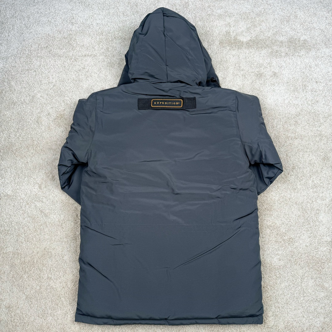 图片[2]-＃纯原 CANADA GOOSE Expedition 4660M加拿大鹅08远征款 派克大衣羽绒服 行业标杆 国内羽绒服天花板 全新改版 升级大量细节 完美还原ZP 大到面料毛领羽绒 小到一针一线一个纽扣都是肉眼可见的细节 市面最接近ZP版本 欢迎客户对比 同行指导 1.今年羽绒依然采用国标80白鸭绒 填充450g（机器格充 电脑设定数值 每件充绒误差不超过10g）不混绒 随意拆开送检 2.独家定制18支面料 ZP一致 采用“Arctic Tech”面料技术外层面料是84.5%的聚酯纤维15.5%棉 里料为100%棉纶 垫料为100%聚酯纤维 持久防水防风抗寒保暖 3.里布采用40D Nylon AC油性胶 单染5级牢度 领口绒布采用原厂高密度丝光绒 口袋布使用弹性高密度摇粒绒 柔软亲肤 胆布采用330T全涤防绒7号针杜绝跑绒 如有跑绒直接白送 4.日本进口JUKI（重机）大型缝纫机专业打枣锁边 完全遵循正品整件衣服106个枣 全身加固 每个枣长度遵循正品 固定1-1.1cm 密度和长度均与正品相同5.吉田YKK原厂拉链 Y形双勾魔术贴 袖口采用定制加厚无缝螺纹 今年袖口螺纹添加高弹氨纶金丝 增加弹性和强度 大到面料 胆布 小到纽扣 抽绳 全部原版定制开发 对标正品 6.进口田岛刺绣机机定制万针刺绣胸标 图案饱满立体 无限接近正品 7.毛领为加拿大进口西郊狼皮制作 春季购入万条顶级毛领 毛领宽度14cm 长度55cm 今年冬天整季毛领品质都会稳定如一 杜绝中后期毛领品质参差不齐情况 8.包装采用立体手提袋包装 卡片一应俱全 送人 自留更有排面 9.所有细节均参照22年最新版正品1：1打板复刻 区别市面错版\\\”一眼假\\\” 尺码：XS S M L XL XXL-选品中心