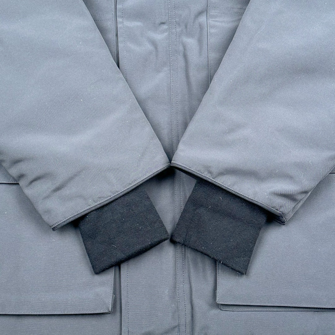 图片[7]-＃纯原 CANADA GOOSE Expedition 4660M加拿大鹅08远征款 派克大衣羽绒服 行业标杆 国内羽绒服天花板 全新改版 升级大量细节 完美还原ZP 大到面料毛领羽绒 小到一针一线一个纽扣都是肉眼可见的细节 市面最接近ZP版本 欢迎客户对比 同行指导 1.今年羽绒依然采用国标80白鸭绒 填充450g（机器格充 电脑设定数值 每件充绒误差不超过10g）不混绒 随意拆开送检 2.独家定制18支面料 ZP一致 采用“Arctic Tech”面料技术外层面料是84.5%的聚酯纤维15.5%棉 里料为100%棉纶 垫料为100%聚酯纤维 持久防水防风抗寒保暖 3.里布采用40D Nylon AC油性胶 单染5级牢度 领口绒布采用原厂高密度丝光绒 口袋布使用弹性高密度摇粒绒 柔软亲肤 胆布采用330T全涤防绒7号针杜绝跑绒 如有跑绒直接白送 4.日本进口JUKI（重机）大型缝纫机专业打枣锁边 完全遵循正品整件衣服106个枣 全身加固 每个枣长度遵循正品 固定1-1.1cm 密度和长度均与正品相同5.吉田YKK原厂拉链 Y形双勾魔术贴 袖口采用定制加厚无缝螺纹 今年袖口螺纹添加高弹氨纶金丝 增加弹性和强度 大到面料 胆布 小到纽扣 抽绳 全部原版定制开发 对标正品 6.进口田岛刺绣机机定制万针刺绣胸标 图案饱满立体 无限接近正品 7.毛领为加拿大进口西郊狼皮制作 春季购入万条顶级毛领 毛领宽度14cm 长度55cm 今年冬天整季毛领品质都会稳定如一 杜绝中后期毛领品质参差不齐情况 8.包装采用立体手提袋包装 卡片一应俱全 送人 自留更有排面 9.所有细节均参照22年最新版正品1：1打板复刻 区别市面错版\\\”一眼假\\\” 尺码：XS S M L XL XXL-选品中心