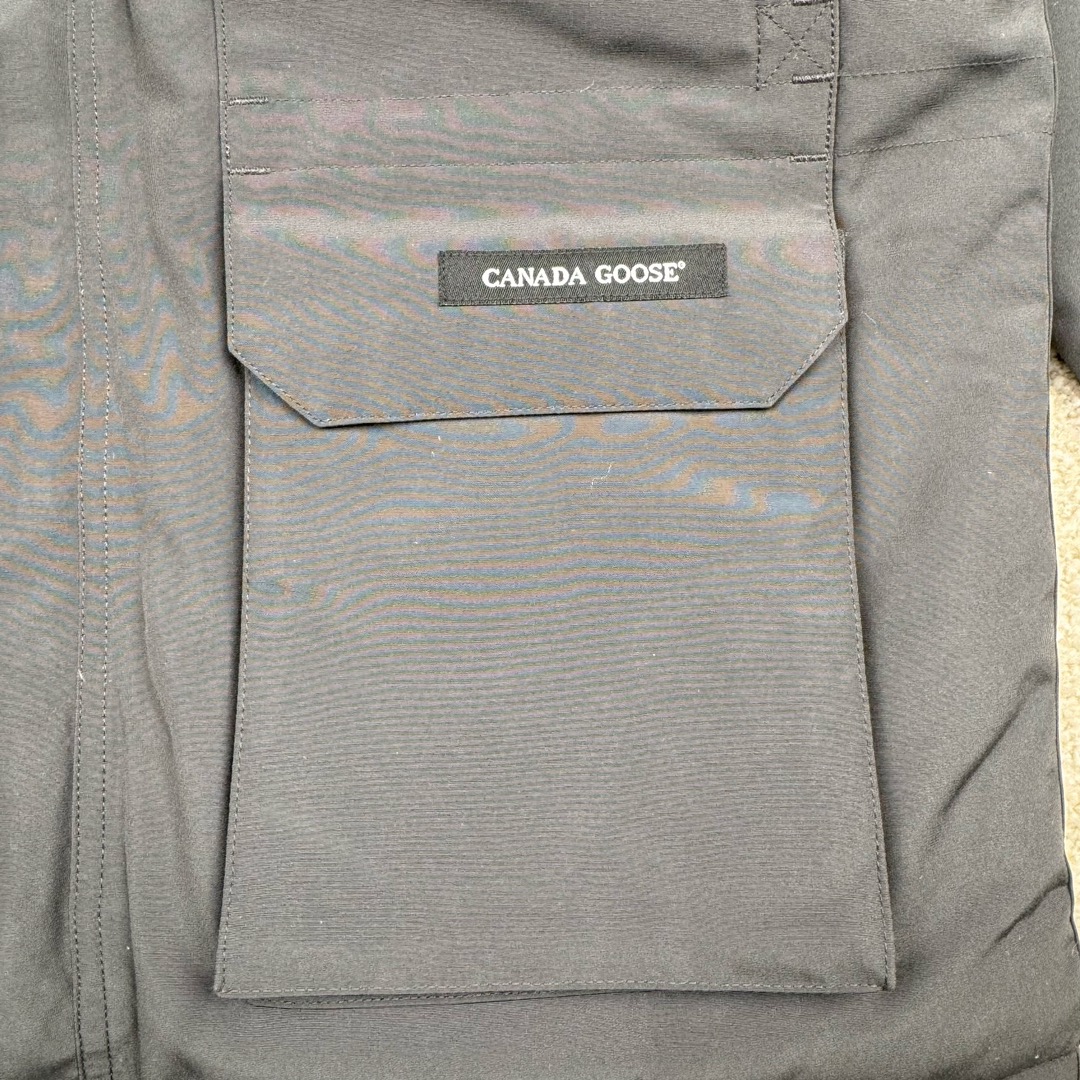 图片[8]-＃纯原 CANADA GOOSE Expedition 4660M加拿大鹅08远征款 派克大衣羽绒服 行业标杆 国内羽绒服天花板 全新改版 升级大量细节 完美还原ZP 大到面料毛领羽绒 小到一针一线一个纽扣都是肉眼可见的细节 市面最接近ZP版本 欢迎客户对比 同行指导 1.今年羽绒依然采用国标80白鸭绒 填充450g（机器格充 电脑设定数值 每件充绒误差不超过10g）不混绒 随意拆开送检 2.独家定制18支面料 ZP一致 采用“Arctic Tech”面料技术外层面料是84.5%的聚酯纤维15.5%棉 里料为100%棉纶 垫料为100%聚酯纤维 持久防水防风抗寒保暖 3.里布采用40D Nylon AC油性胶 单染5级牢度 领口绒布采用原厂高密度丝光绒 口袋布使用弹性高密度摇粒绒 柔软亲肤 胆布采用330T全涤防绒7号针杜绝跑绒 如有跑绒直接白送 4.日本进口JUKI（重机）大型缝纫机专业打枣锁边 完全遵循正品整件衣服106个枣 全身加固 每个枣长度遵循正品 固定1-1.1cm 密度和长度均与正品相同5.吉田YKK原厂拉链 Y形双勾魔术贴 袖口采用定制加厚无缝螺纹 今年袖口螺纹添加高弹氨纶金丝 增加弹性和强度 大到面料 胆布 小到纽扣 抽绳 全部原版定制开发 对标正品 6.进口田岛刺绣机机定制万针刺绣胸标 图案饱满立体 无限接近正品 7.毛领为加拿大进口西郊狼皮制作 春季购入万条顶级毛领 毛领宽度14cm 长度55cm 今年冬天整季毛领品质都会稳定如一 杜绝中后期毛领品质参差不齐情况 8.包装采用立体手提袋包装 卡片一应俱全 送人 自留更有排面 9.所有细节均参照22年最新版正品1：1打板复刻 区别市面错版\\\”一眼假\\\” 尺码：XS S M L XL XXL-选品中心