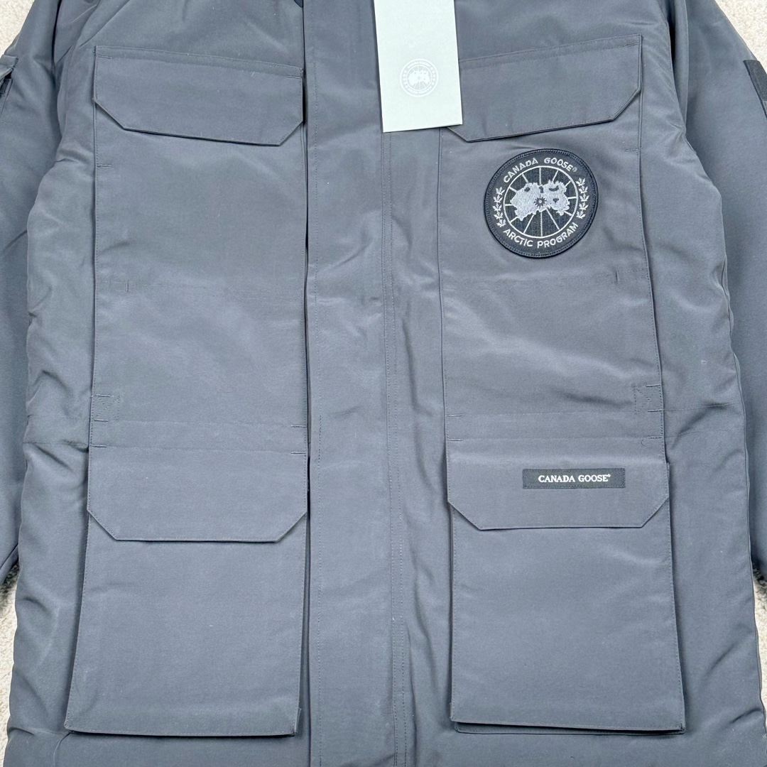 图片[6]-＃纯原 CANADA GOOSE Expedition 4660M加拿大鹅08远征款 派克大衣羽绒服 行业标杆 国内羽绒服天花板 全新改版 升级大量细节 完美还原ZP 大到面料毛领羽绒 小到一针一线一个纽扣都是肉眼可见的细节 市面最接近ZP版本 欢迎客户对比 同行指导 1.今年羽绒依然采用国标80白鸭绒 填充450g（机器格充 电脑设定数值 每件充绒误差不超过10g）不混绒 随意拆开送检 2.独家定制18支面料 ZP一致 采用“Arctic Tech”面料技术外层面料是84.5%的聚酯纤维15.5%棉 里料为100%棉纶 垫料为100%聚酯纤维 持久防水防风抗寒保暖 3.里布采用40D Nylon AC油性胶 单染5级牢度 领口绒布采用原厂高密度丝光绒 口袋布使用弹性高密度摇粒绒 柔软亲肤 胆布采用330T全涤防绒7号针杜绝跑绒 如有跑绒直接白送 4.日本进口JUKI（重机）大型缝纫机专业打枣锁边 完全遵循正品整件衣服106个枣 全身加固 每个枣长度遵循正品 固定1-1.1cm 密度和长度均与正品相同5.吉田YKK原厂拉链 Y形双勾魔术贴 袖口采用定制加厚无缝螺纹 今年袖口螺纹添加高弹氨纶金丝 增加弹性和强度 大到面料 胆布 小到纽扣 抽绳 全部原版定制开发 对标正品 6.进口田岛刺绣机机定制万针刺绣胸标 图案饱满立体 无限接近正品 7.毛领为加拿大进口西郊狼皮制作 春季购入万条顶级毛领 毛领宽度14cm 长度55cm 今年冬天整季毛领品质都会稳定如一 杜绝中后期毛领品质参差不齐情况 8.包装采用立体手提袋包装 卡片一应俱全 送人 自留更有排面 9.所有细节均参照22年最新版正品1：1打板复刻 区别市面错版\\\”一眼假\\\” 尺码：XS S M L XL XXL-选品中心